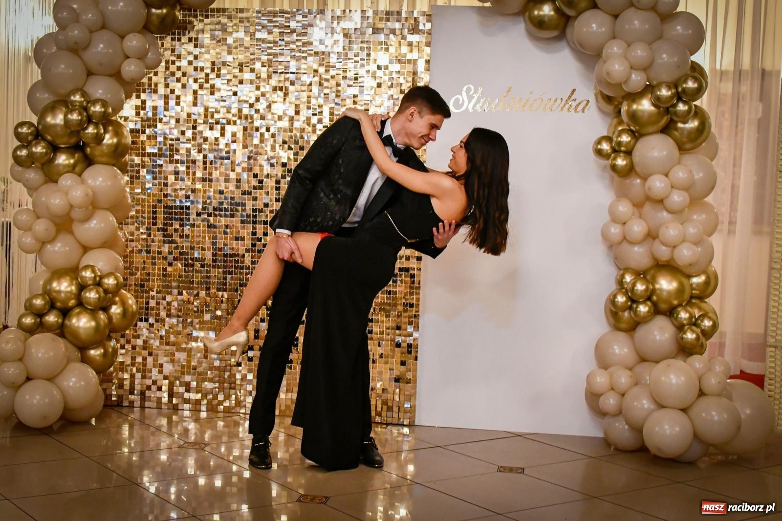 Zdjęcie w galerii na portalu naszraciborz.pl: Wielki bal studniówkowy ZSO nr 1 - I LO i Liceum Sztuk Plastycznych [FOTO i WIDEO] wiadomości z regionu