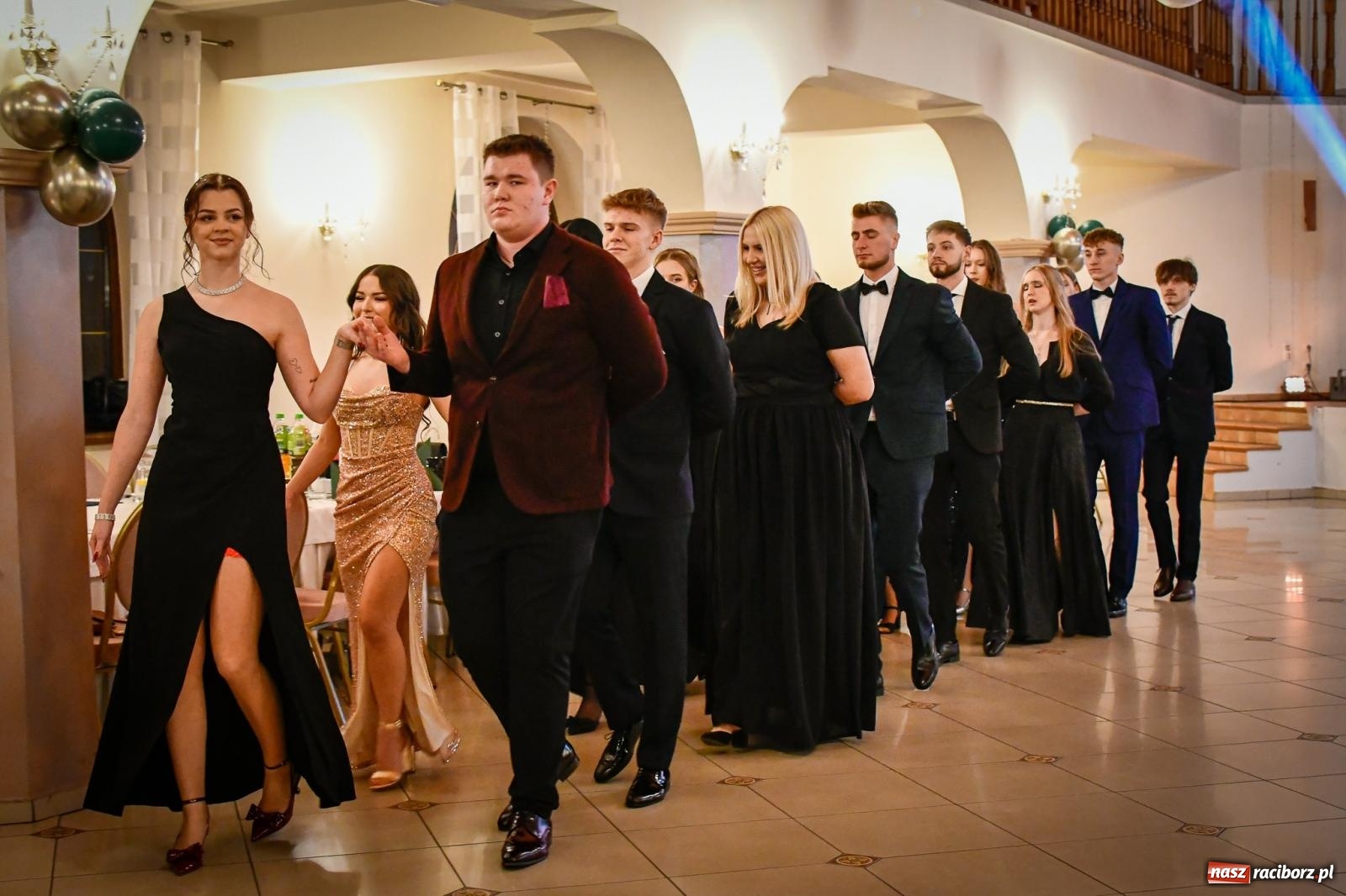 Zdjęcie w galerii na portalu naszraciborz.pl: Wielki bal studniówkowy ZSO nr 1 - I LO i Liceum Sztuk Plastycznych [FOTO i WIDEO] wiadomości z regionu