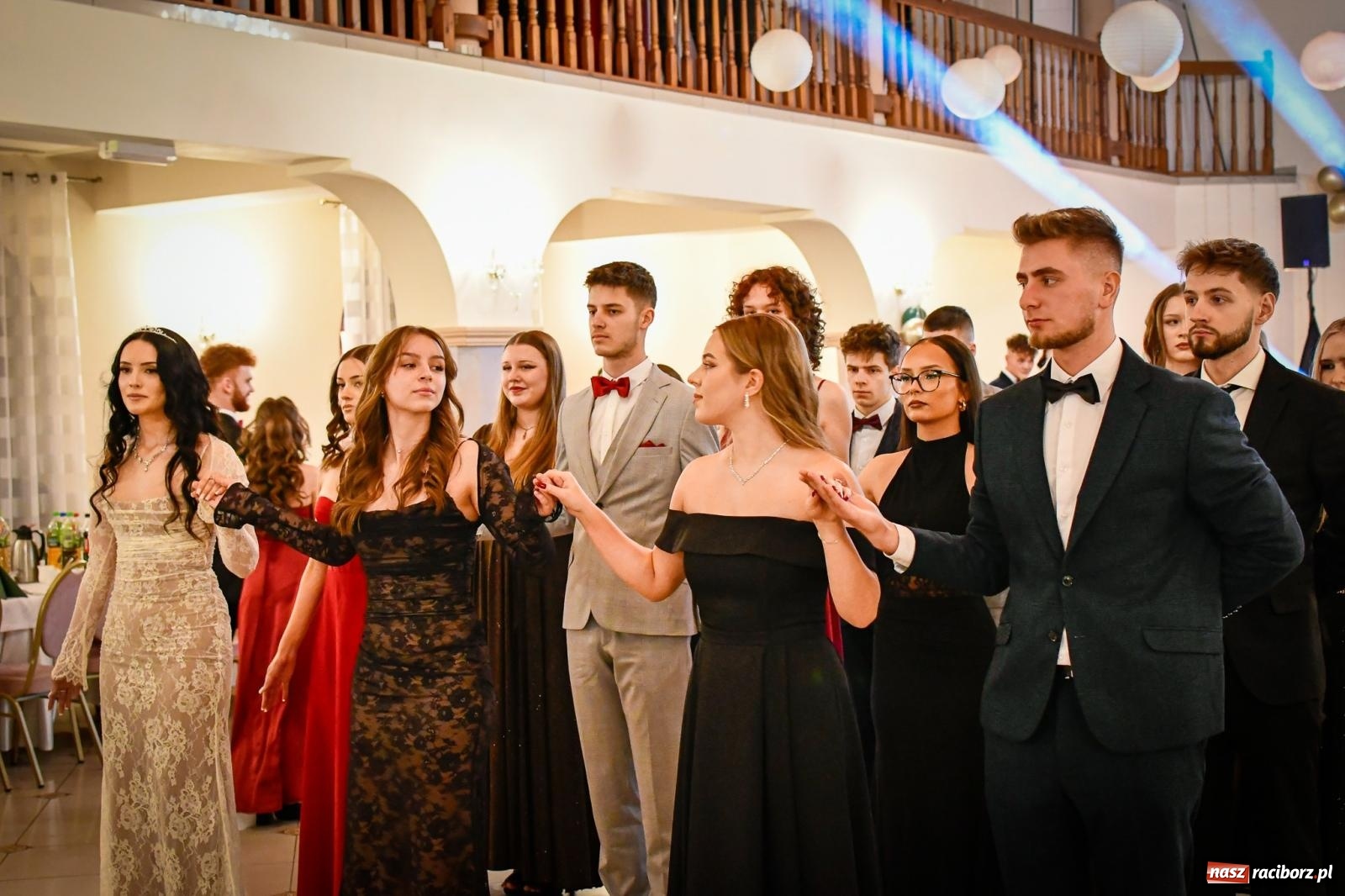 Zdjęcie w galerii na portalu naszraciborz.pl: Wielki bal studniówkowy ZSO nr 1 - I LO i Liceum Sztuk Plastycznych [FOTO i WIDEO] wiadomości z regionu