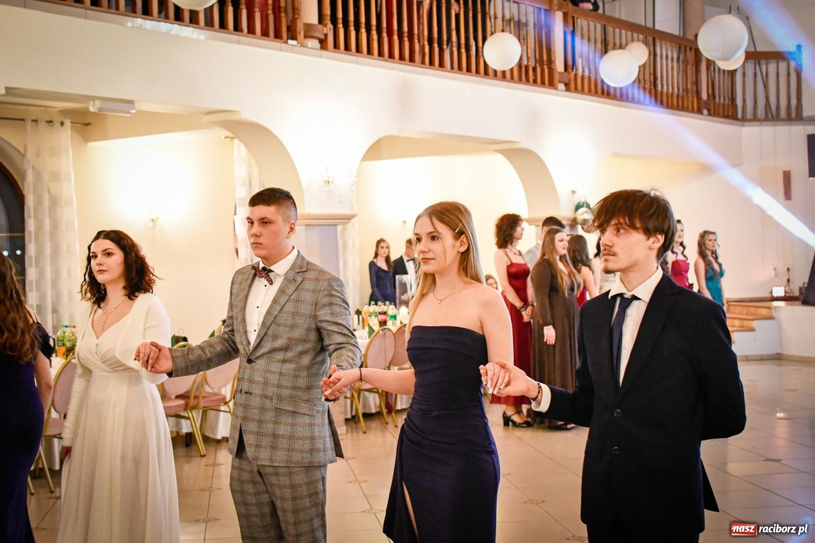 Zdjęcie w galerii na portalu naszraciborz.pl: Wielki bal studniówkowy ZSO nr 1 - I LO i Liceum Sztuk Plastycznych [FOTO i WIDEO] wiadomości z regionu