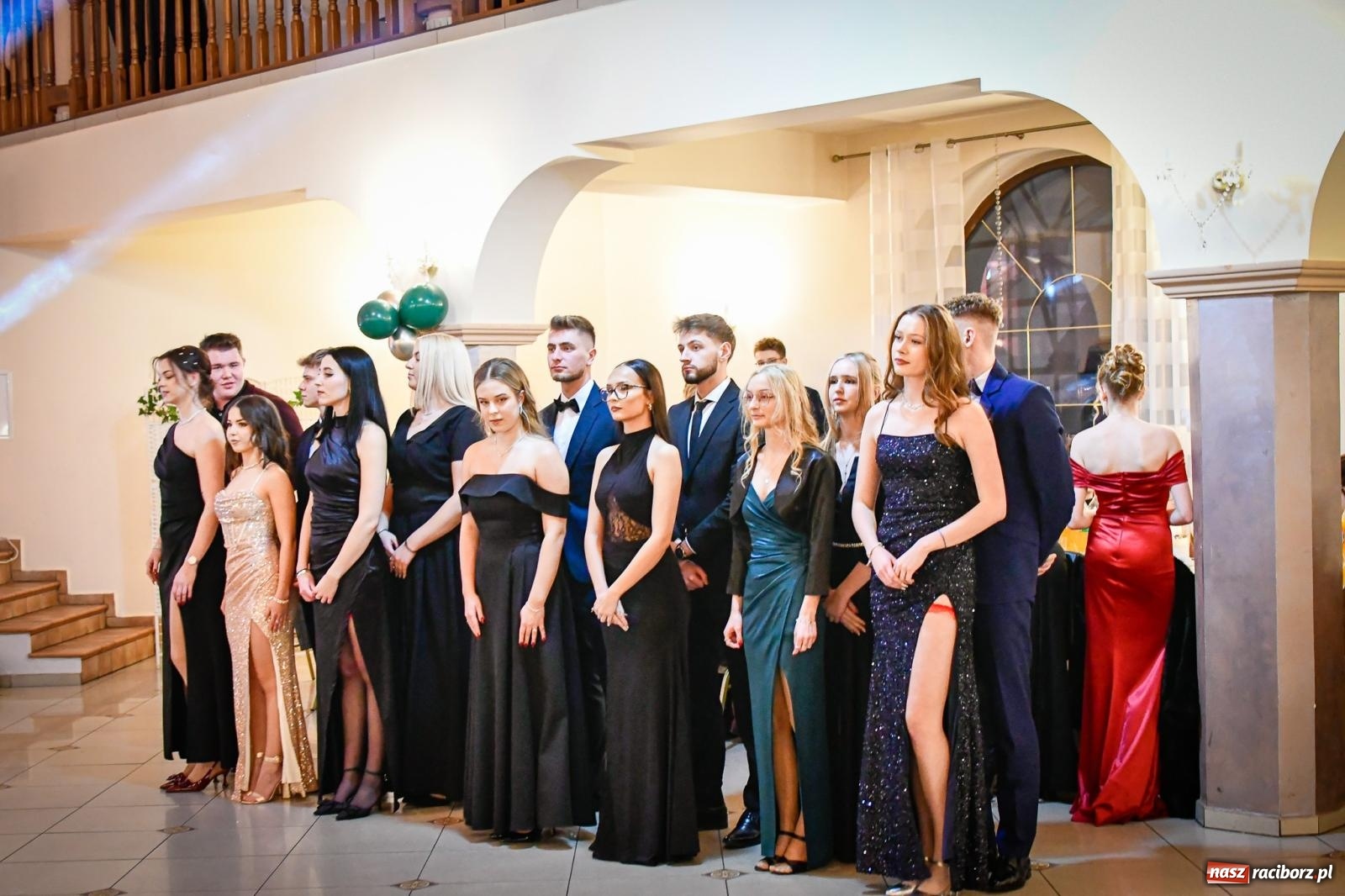 Zdjęcie w galerii na portalu naszraciborz.pl: Wielki bal studniówkowy ZSO nr 1 - I LO i Liceum Sztuk Plastycznych [FOTO i WIDEO] wiadomości z regionu