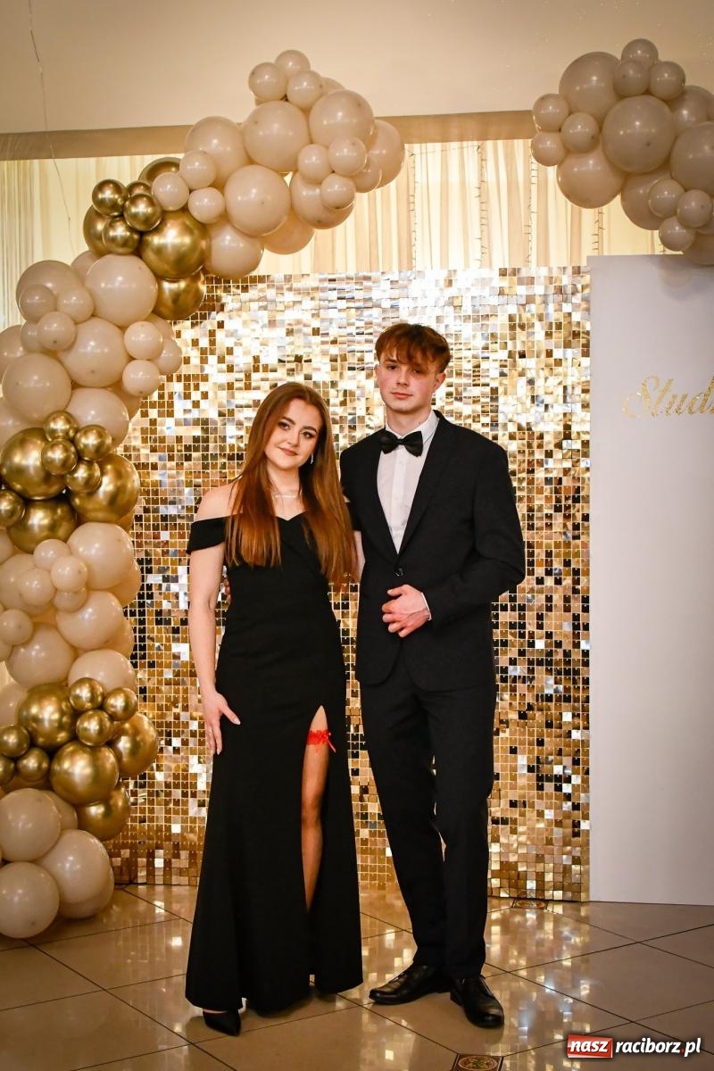 Zdjęcie w galerii na portalu naszraciborz.pl: Wielki bal studniówkowy ZSO nr 1 - I LO i Liceum Sztuk Plastycznych [FOTO i WIDEO] wiadomości z regionu