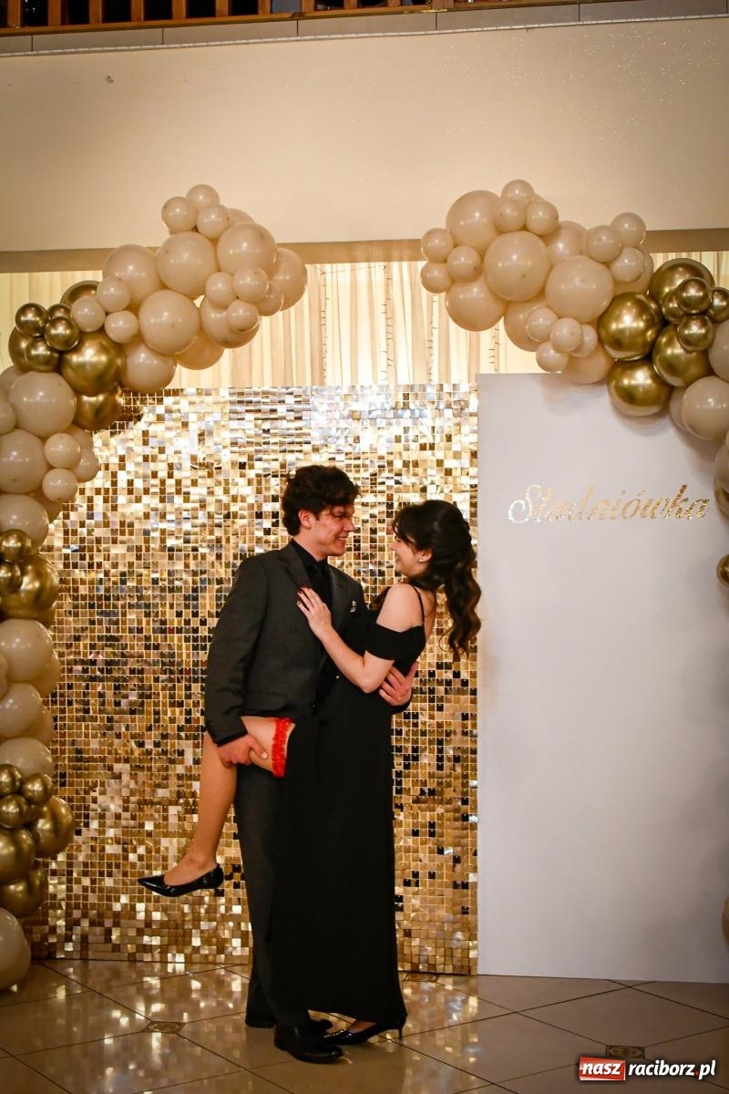 Zdjęcie w galerii na portalu naszraciborz.pl: Wielki bal studniówkowy ZSO nr 1 - I LO i Liceum Sztuk Plastycznych [FOTO i WIDEO] wiadomości z regionu