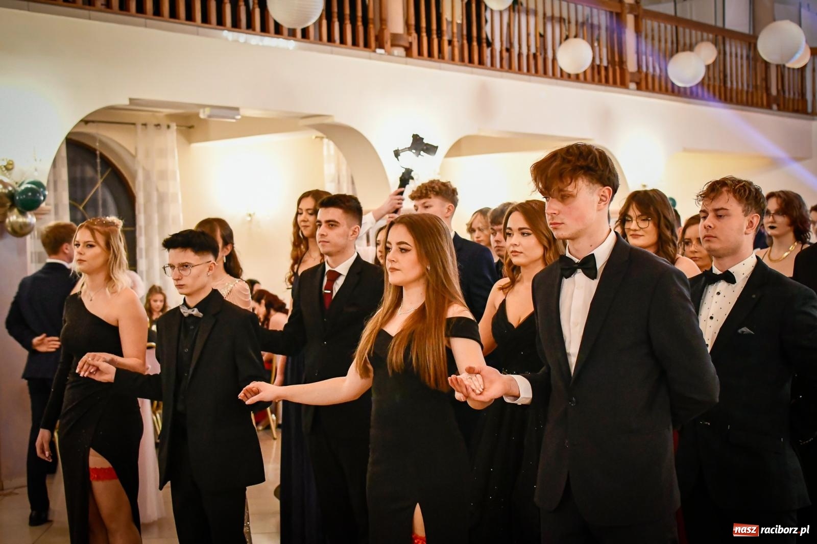 Zdjęcie w galerii na portalu naszraciborz.pl: Wielki bal studniówkowy ZSO nr 1 - I LO i Liceum Sztuk Plastycznych [FOTO i WIDEO] wiadomości z regionu