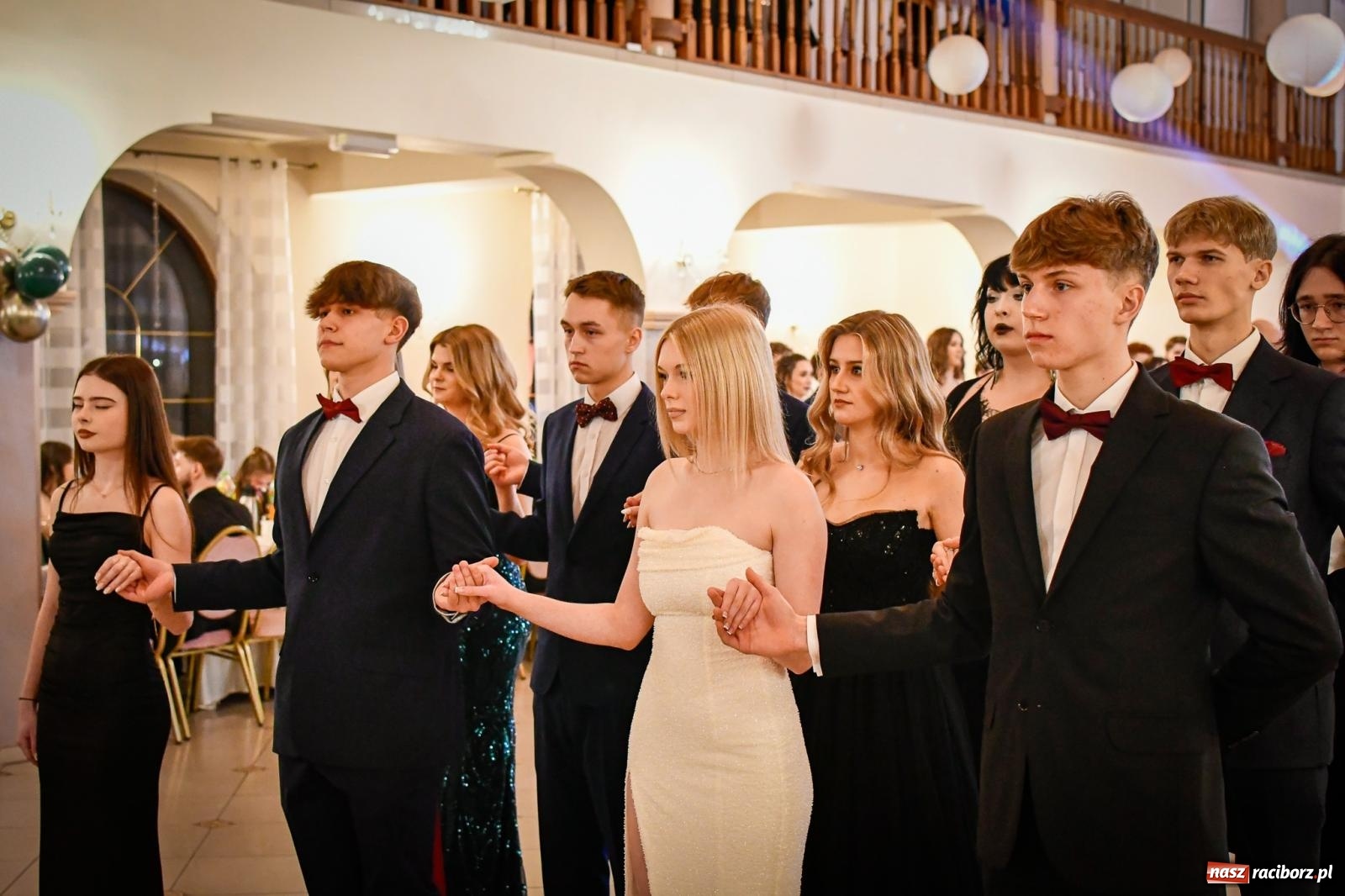 Zdjęcie w galerii na portalu naszraciborz.pl: Wielki bal studniówkowy ZSO nr 1 - I LO i Liceum Sztuk Plastycznych [FOTO i WIDEO] wiadomości z regionu