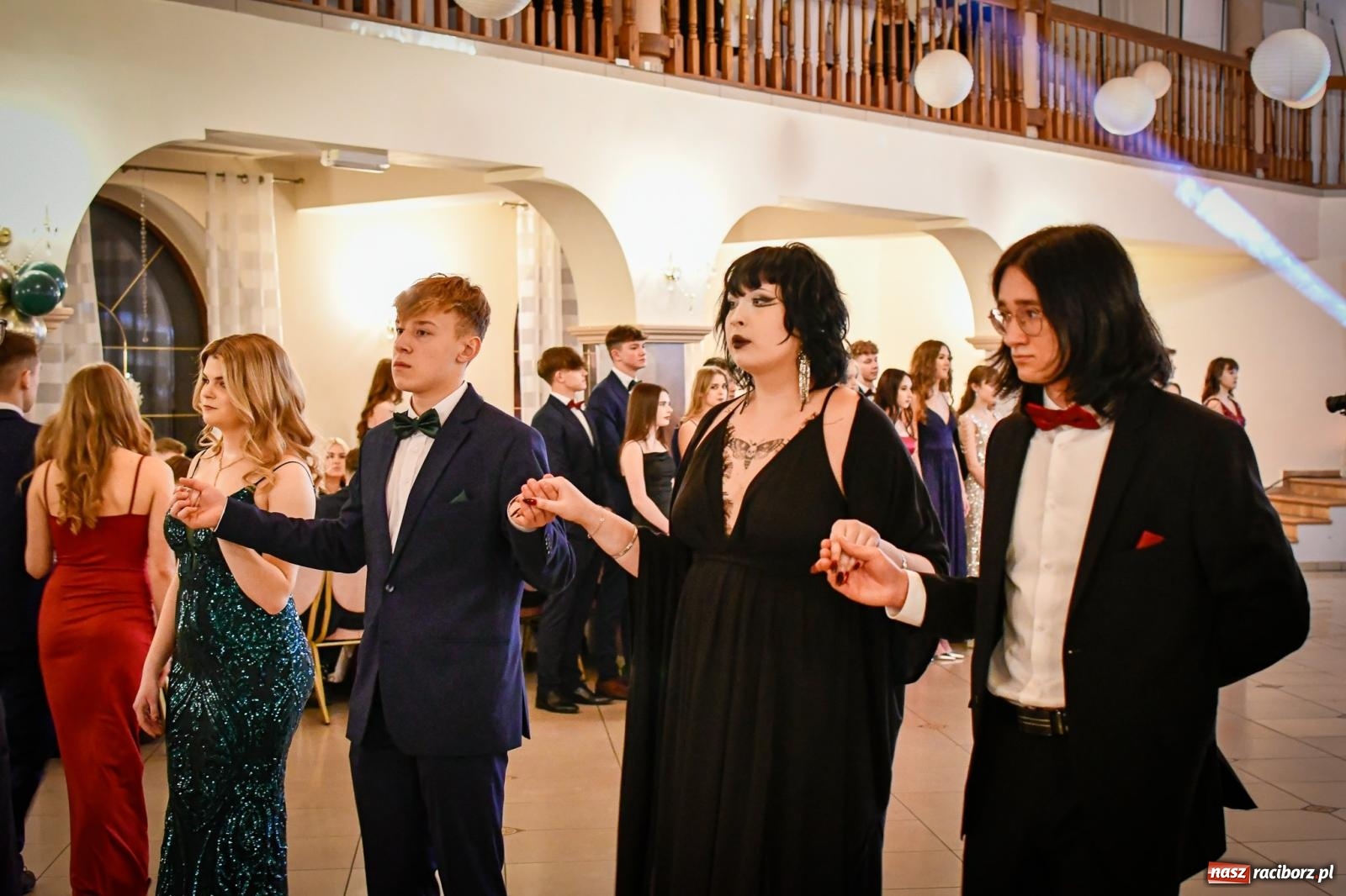 Zdjęcie w galerii na portalu naszraciborz.pl: Wielki bal studniówkowy ZSO nr 1 - I LO i Liceum Sztuk Plastycznych [FOTO i WIDEO] wiadomości z regionu