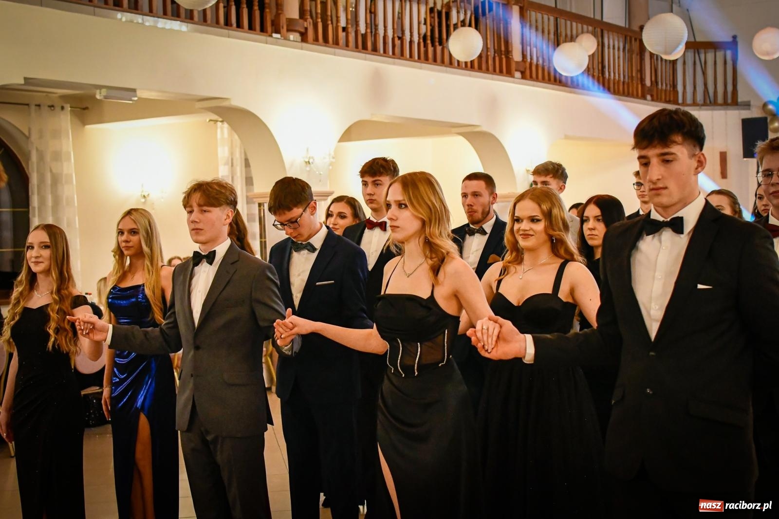 Zdjęcie w galerii na portalu naszraciborz.pl: Wielki bal studniówkowy ZSO nr 1 - I LO i Liceum Sztuk Plastycznych [FOTO i WIDEO] wiadomości z regionu
