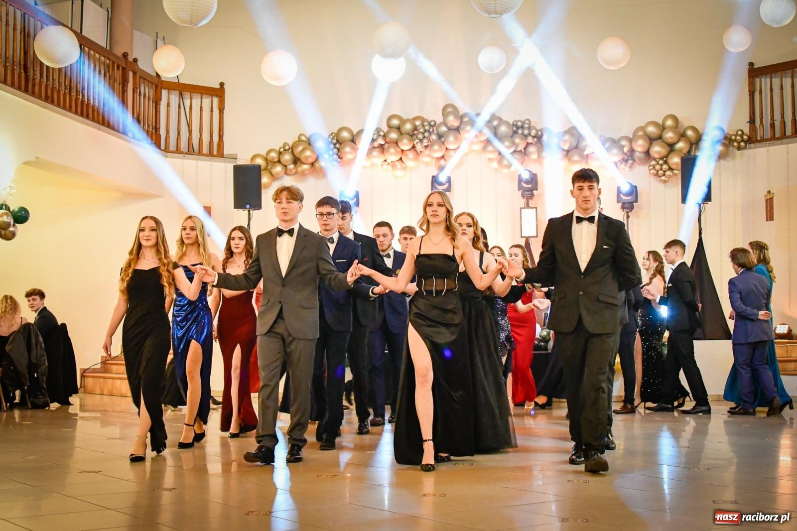 Zdjęcie w galerii na portalu naszraciborz.pl: Wielki bal studniówkowy ZSO nr 1 - I LO i Liceum Sztuk Plastycznych [FOTO i WIDEO] wiadomości z regionu