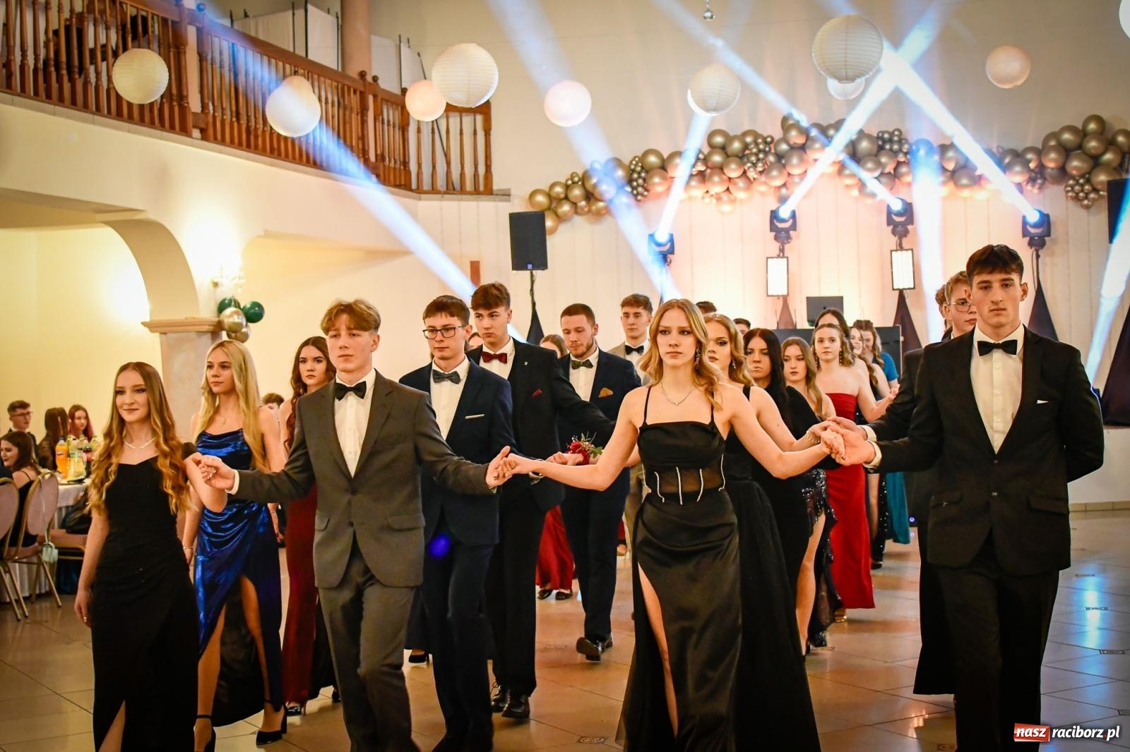 Zdjęcie w galerii na portalu naszraciborz.pl: Wielki bal studniówkowy ZSO nr 1 - I LO i Liceum Sztuk Plastycznych [FOTO i WIDEO] wiadomości z regionu