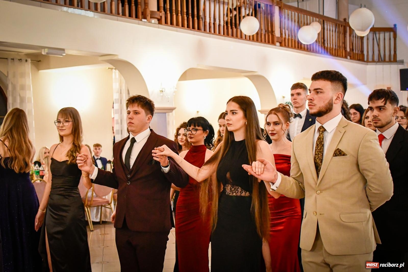 Zdjęcie w galerii na portalu naszraciborz.pl: Wielki bal studniówkowy ZSO nr 1 - I LO i Liceum Sztuk Plastycznych [FOTO i WIDEO] wiadomości z regionu