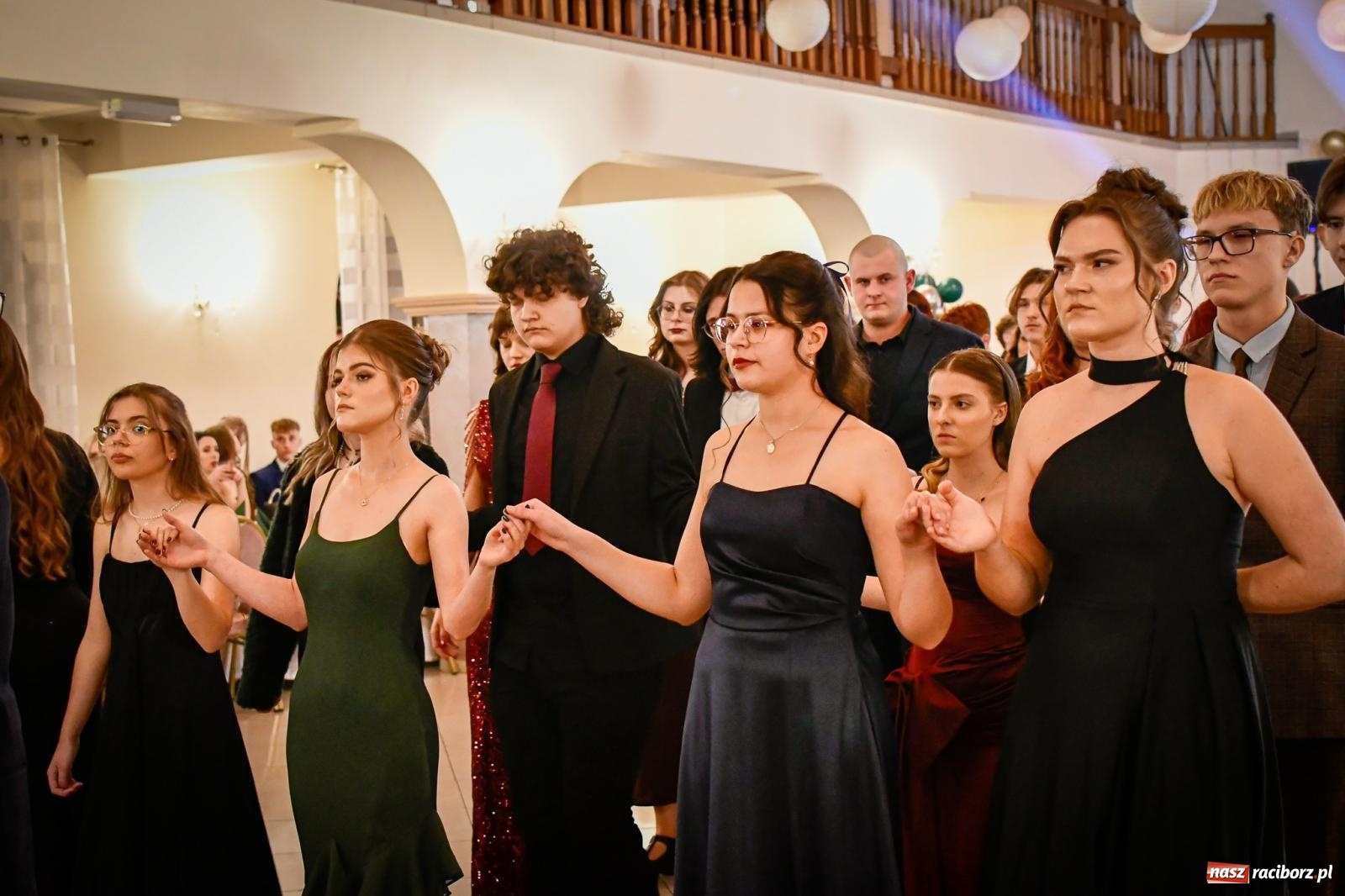 Zdjęcie w galerii na portalu naszraciborz.pl: Wielki bal studniówkowy ZSO nr 1 - I LO i Liceum Sztuk Plastycznych [FOTO i WIDEO] wiadomości z regionu