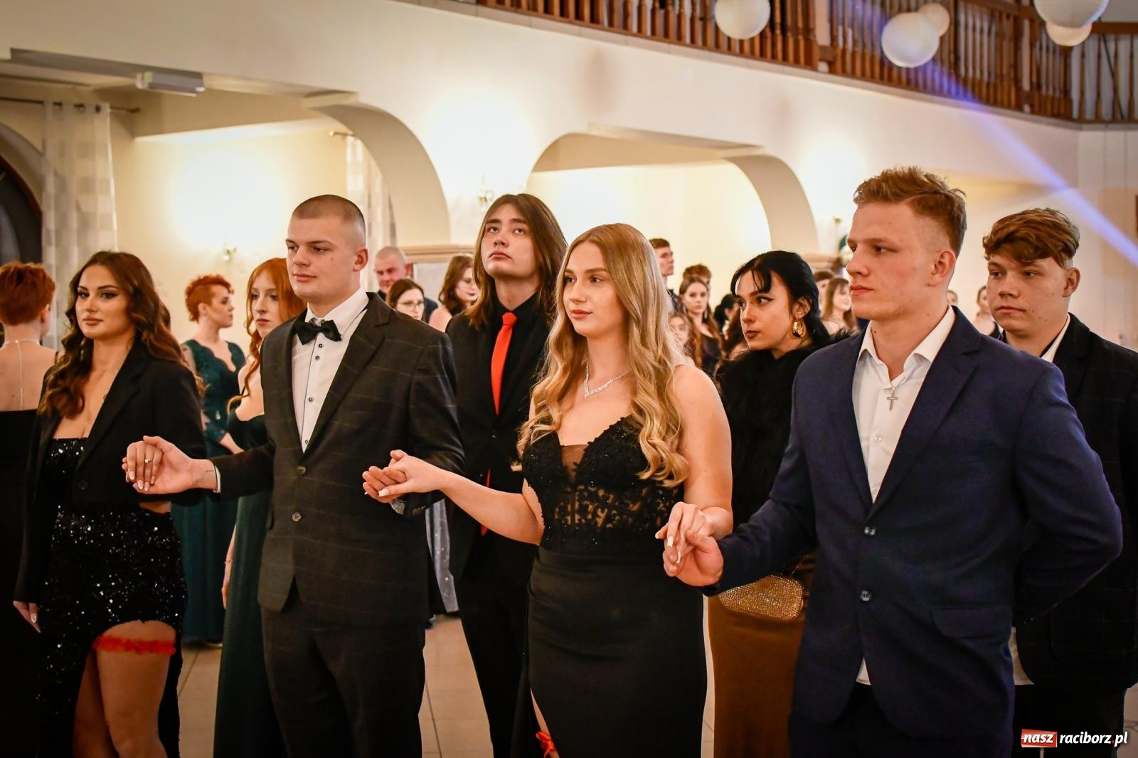 Zdjęcie w galerii na portalu naszraciborz.pl: Wielki bal studniówkowy ZSO nr 1 - I LO i Liceum Sztuk Plastycznych [FOTO i WIDEO] wiadomości z regionu