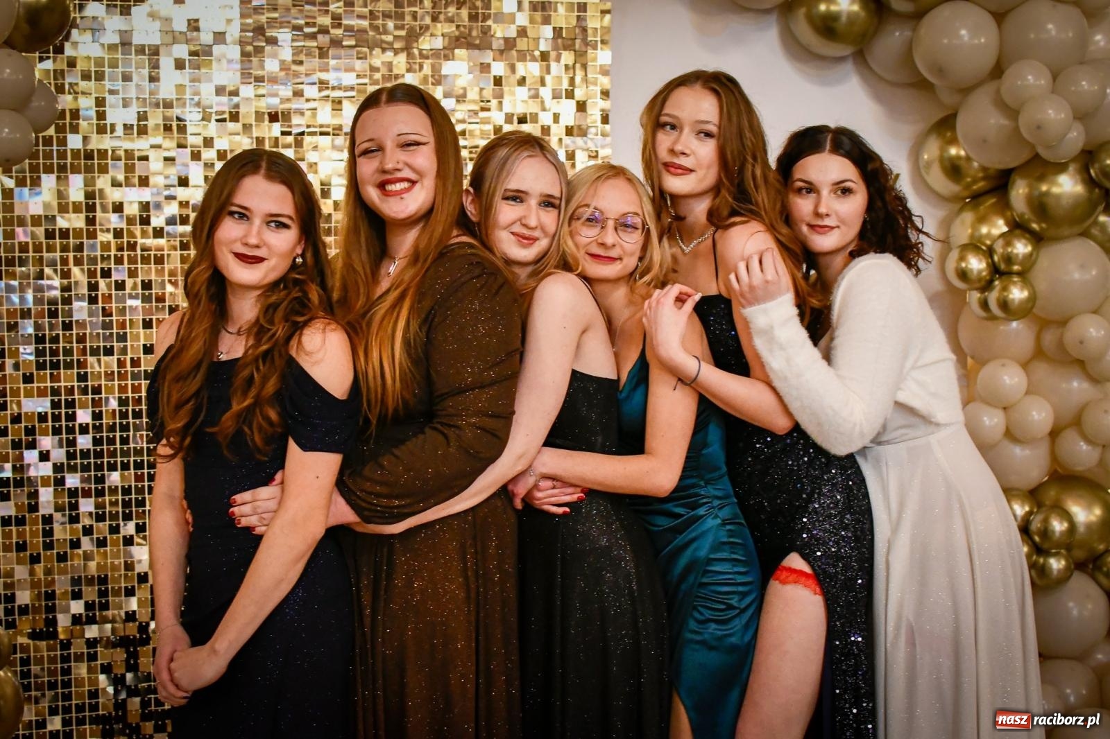 Zdjęcie w galerii na portalu naszraciborz.pl: Wielki bal studniówkowy ZSO nr 1 - I LO i Liceum Sztuk Plastycznych [FOTO i WIDEO] wiadomości z regionu