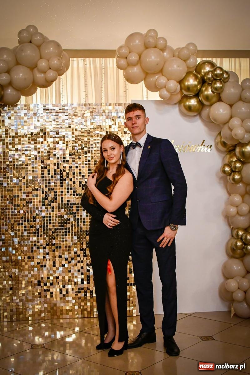 Zdjęcie w galerii na portalu naszraciborz.pl: Wielki bal studniówkowy ZSO nr 1 - I LO i Liceum Sztuk Plastycznych [FOTO i WIDEO] wiadomości z regionu