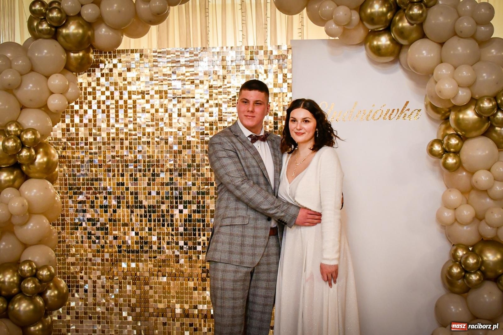 Zdjęcie w galerii na portalu naszraciborz.pl: Wielki bal studniówkowy ZSO nr 1 - I LO i Liceum Sztuk Plastycznych [FOTO i WIDEO] wiadomości z regionu