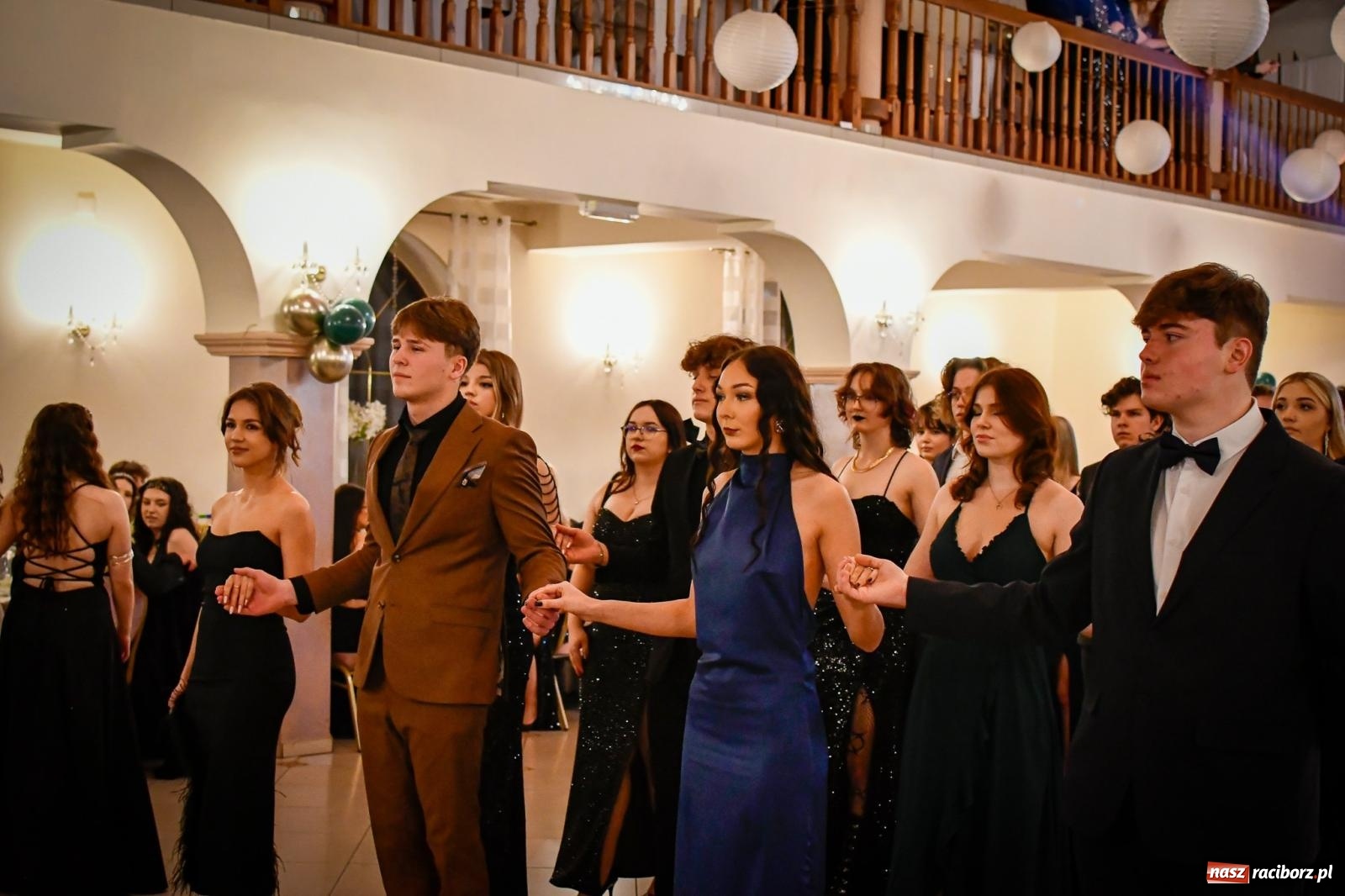 Zdjęcie w galerii na portalu naszraciborz.pl: Wielki bal studniówkowy ZSO nr 1 - I LO i Liceum Sztuk Plastycznych [FOTO i WIDEO] wiadomości z regionu