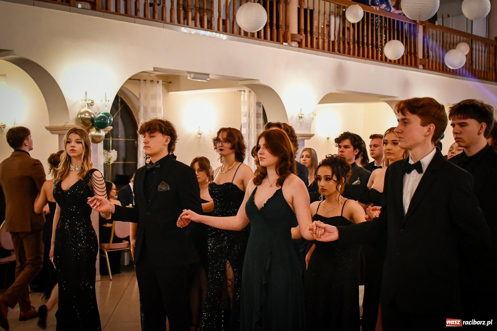 Zdjęcie w galerii na portalu naszraciborz.pl: Wielki bal studniówkowy ZSO nr 1 - I LO i Liceum Sztuk Plastycznych [FOTO i WIDEO] wiadomości z regionu