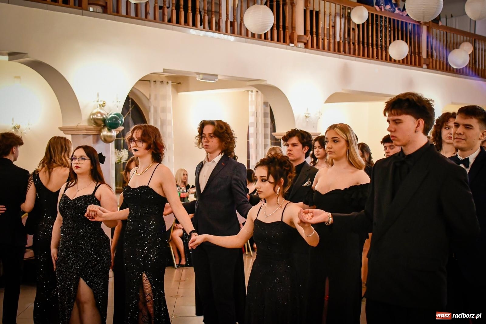 Zdjęcie w galerii na portalu naszraciborz.pl: Wielki bal studniówkowy ZSO nr 1 - I LO i Liceum Sztuk Plastycznych [FOTO i WIDEO] wiadomości z regionu