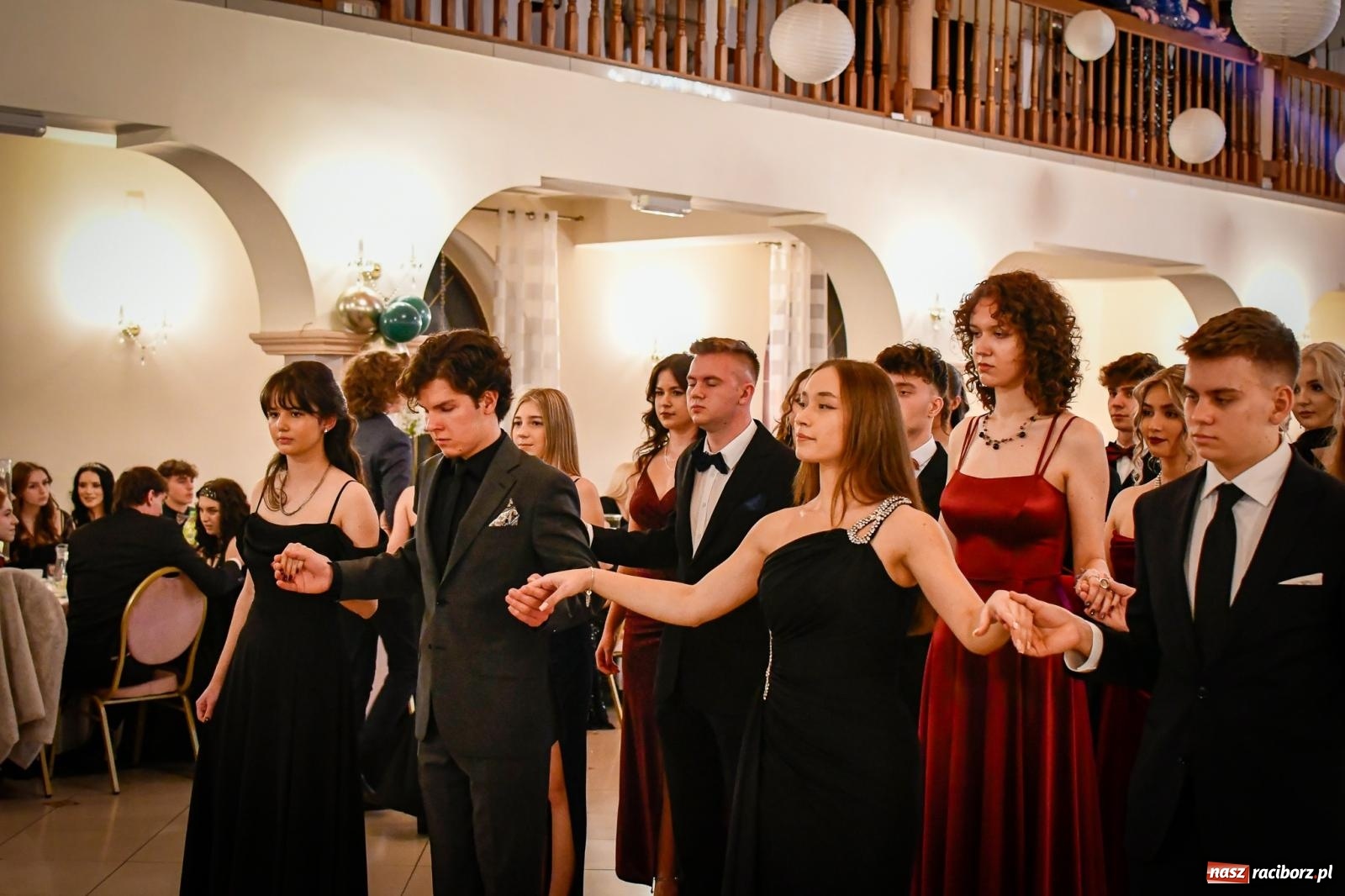 Zdjęcie w galerii na portalu naszraciborz.pl: Wielki bal studniówkowy ZSO nr 1 - I LO i Liceum Sztuk Plastycznych [FOTO i WIDEO] wiadomości z regionu