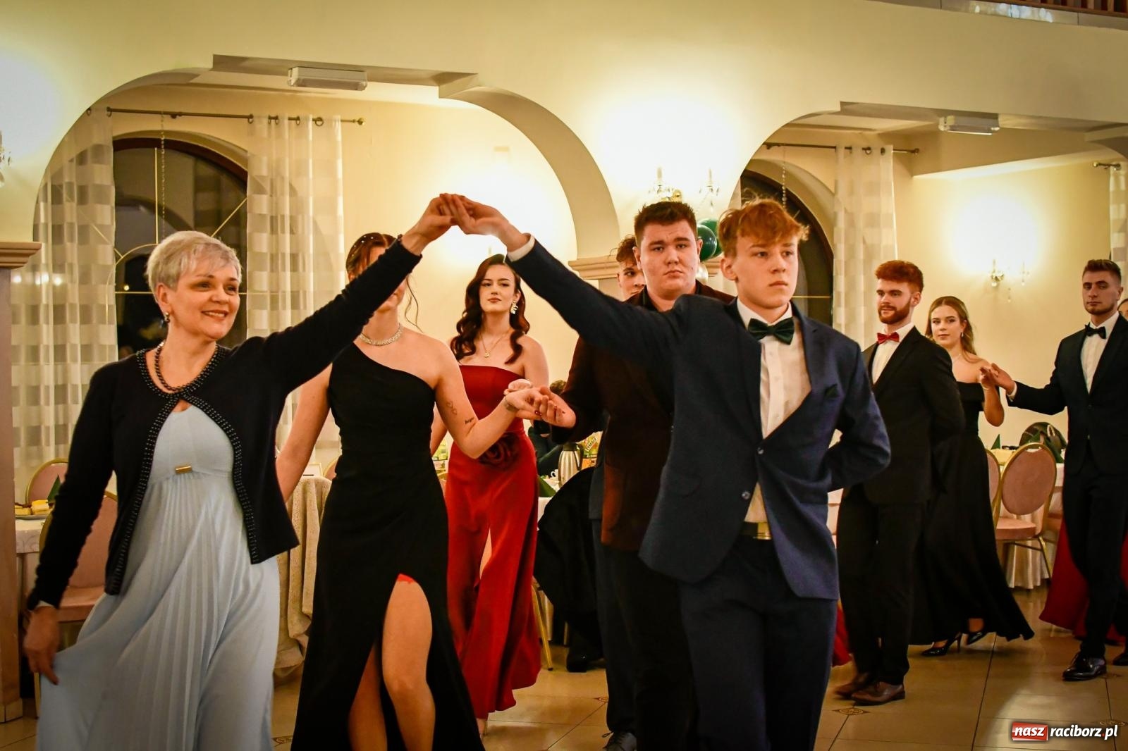 Zdjęcie w galerii na portalu naszraciborz.pl: Wielki bal studniówkowy ZSO nr 1 - I LO i Liceum Sztuk Plastycznych [FOTO i WIDEO] wiadomości z regionu