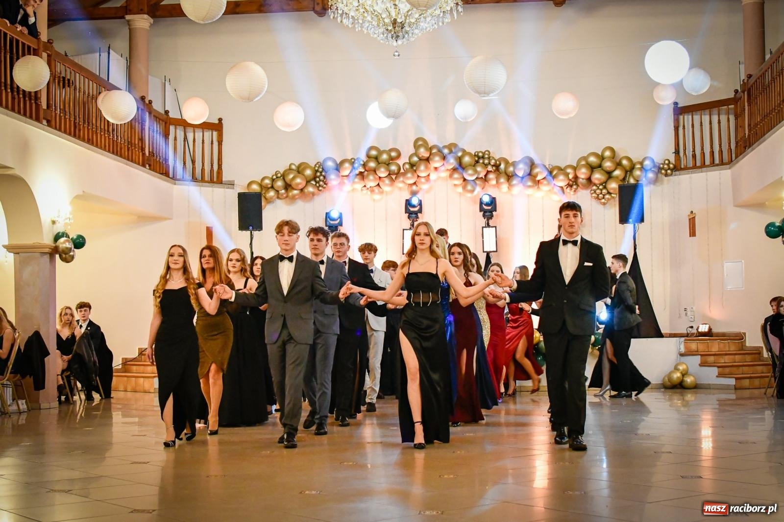 Zdjęcie w galerii na portalu naszraciborz.pl: Wielki bal studniówkowy ZSO nr 1 - I LO i Liceum Sztuk Plastycznych [FOTO i WIDEO] wiadomości z regionu