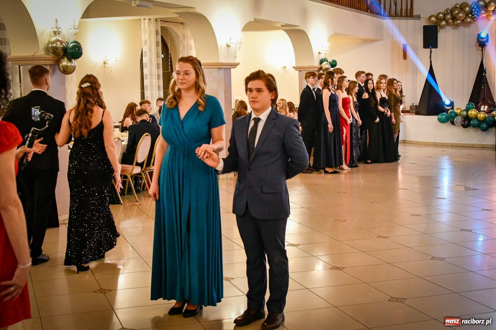 Zdjęcie w galerii na portalu naszraciborz.pl: Wielki bal studniówkowy ZSO nr 1 - I LO i Liceum Sztuk Plastycznych [FOTO i WIDEO] wiadomości z regionu