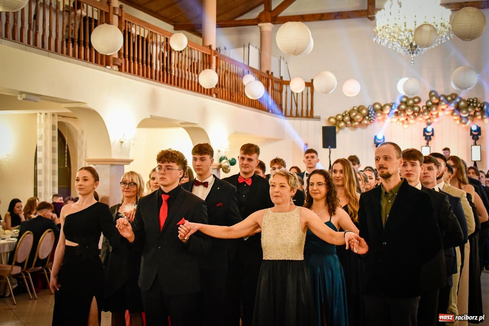 Zdjęcie w galerii na portalu naszraciborz.pl: Wielki bal studniówkowy ZSO nr 1 - I LO i Liceum Sztuk Plastycznych [FOTO i WIDEO] wiadomości z regionu