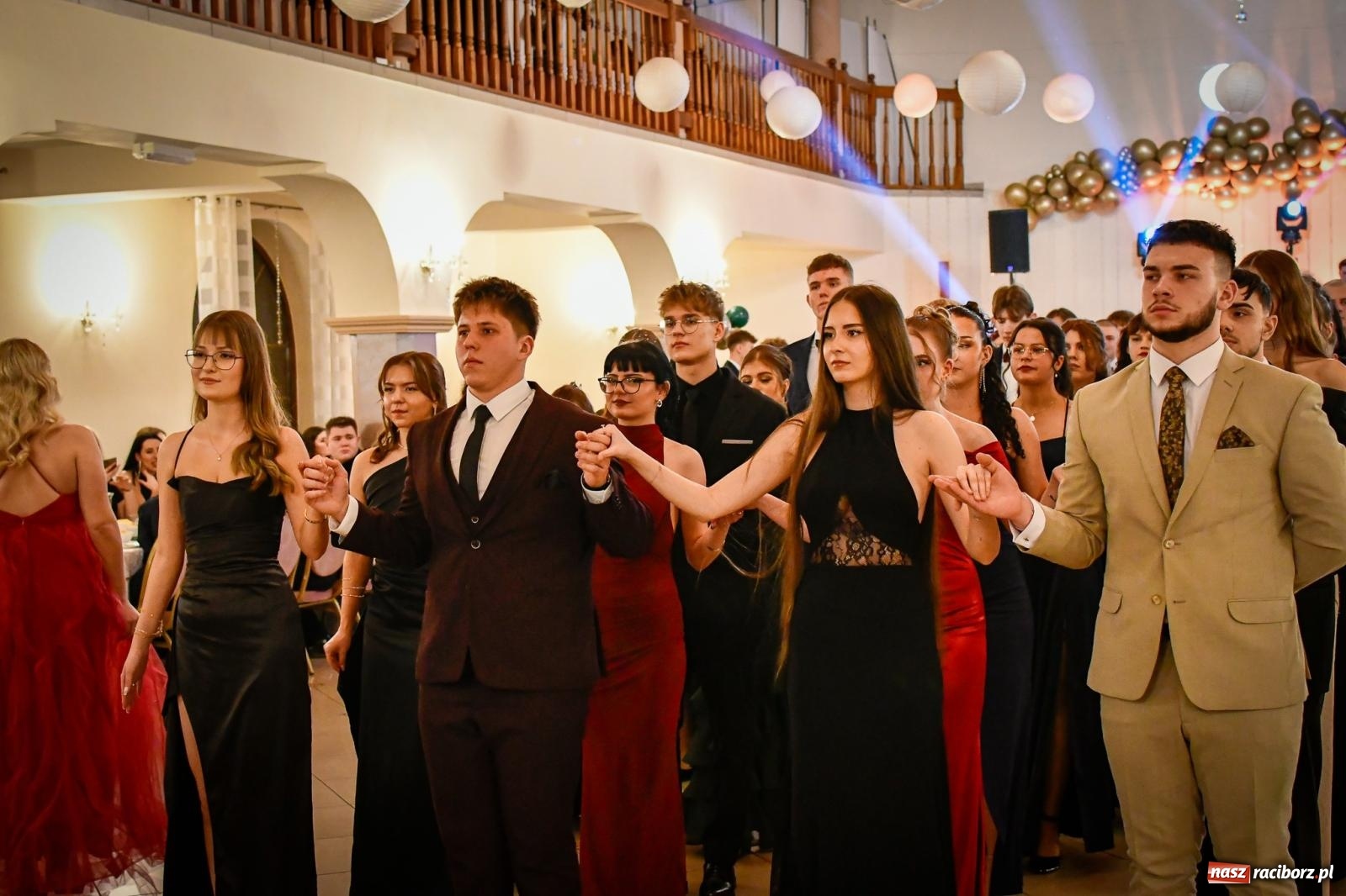 Zdjęcie w galerii na portalu naszraciborz.pl: Wielki bal studniówkowy ZSO nr 1 - I LO i Liceum Sztuk Plastycznych [FOTO i WIDEO] wiadomości z regionu