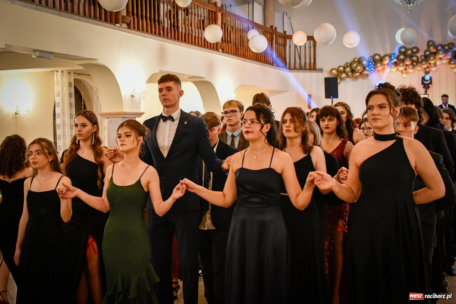 Zdjęcie w galerii na portalu naszraciborz.pl: Wielki bal studniówkowy ZSO nr 1 - I LO i Liceum Sztuk Plastycznych [FOTO i WIDEO] wiadomości z regionu