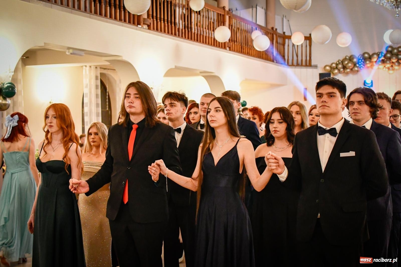 Zdjęcie w galerii na portalu naszraciborz.pl: Wielki bal studniówkowy ZSO nr 1 - I LO i Liceum Sztuk Plastycznych [FOTO i WIDEO] wiadomości z regionu