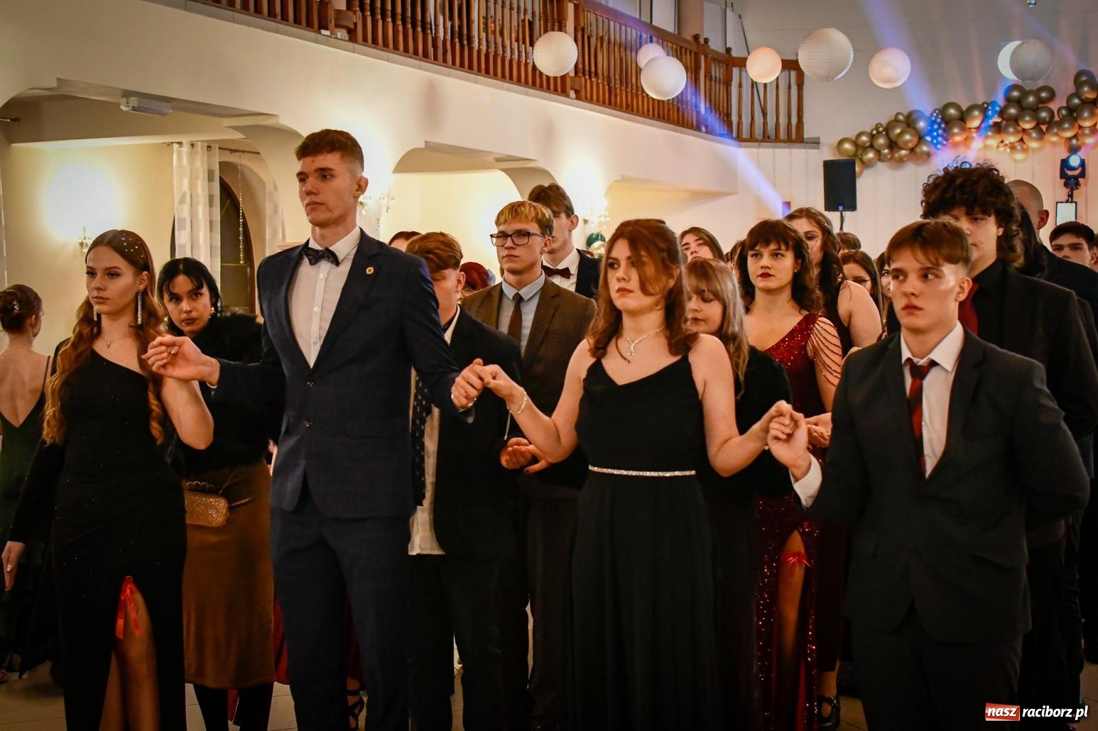 Zdjęcie w galerii na portalu naszraciborz.pl: Wielki bal studniówkowy ZSO nr 1 - I LO i Liceum Sztuk Plastycznych [FOTO i WIDEO] wiadomości z regionu