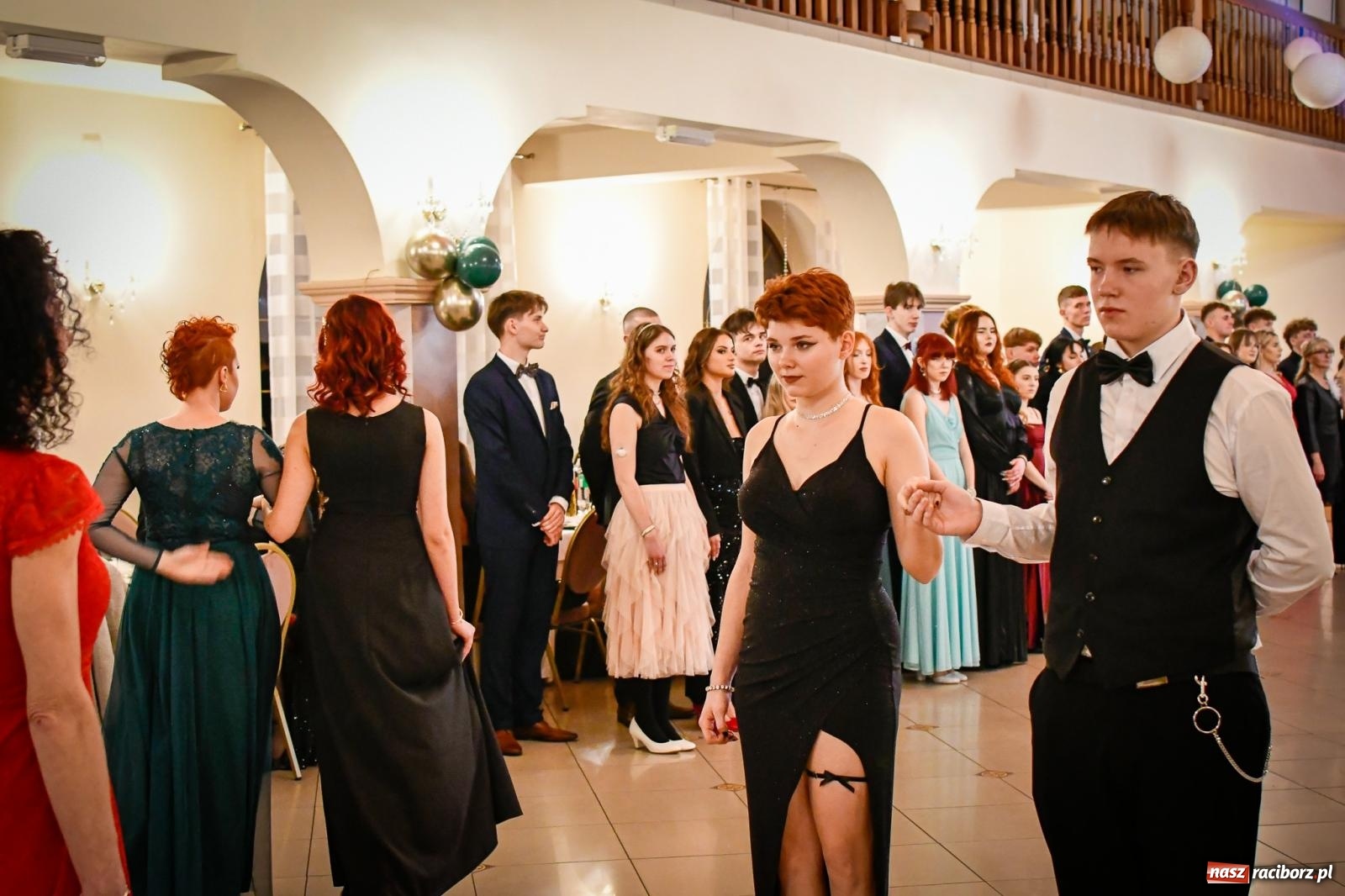 Zdjęcie w galerii na portalu naszraciborz.pl: Wielki bal studniówkowy ZSO nr 1 - I LO i Liceum Sztuk Plastycznych [FOTO i WIDEO] wiadomości z regionu