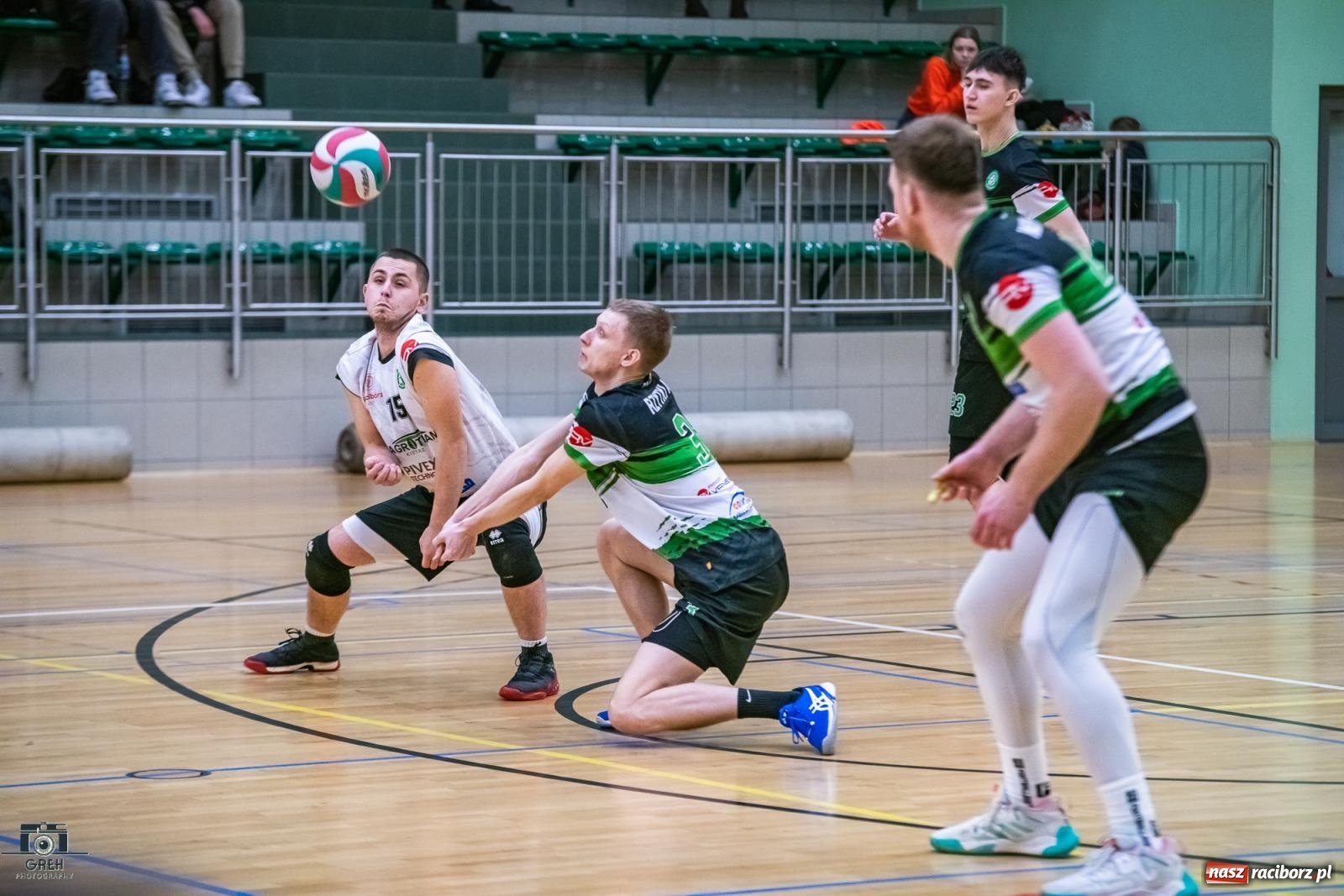 Zdjęcie w galerii na portalu naszraciborz.pl: KS Racibórz bez argumentów w starciu z Akademią Talentów Jastrzębskiego Węgla [FOTO] wiadomości z regionu