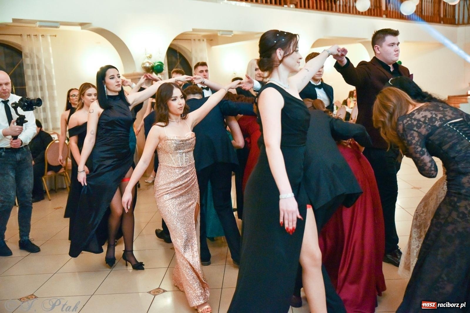 Zdjęcie w galerii na portalu naszraciborz.pl: Studniówka I LO i Liceum Sztuk Plastycznych na bis! wiadomości z regionu