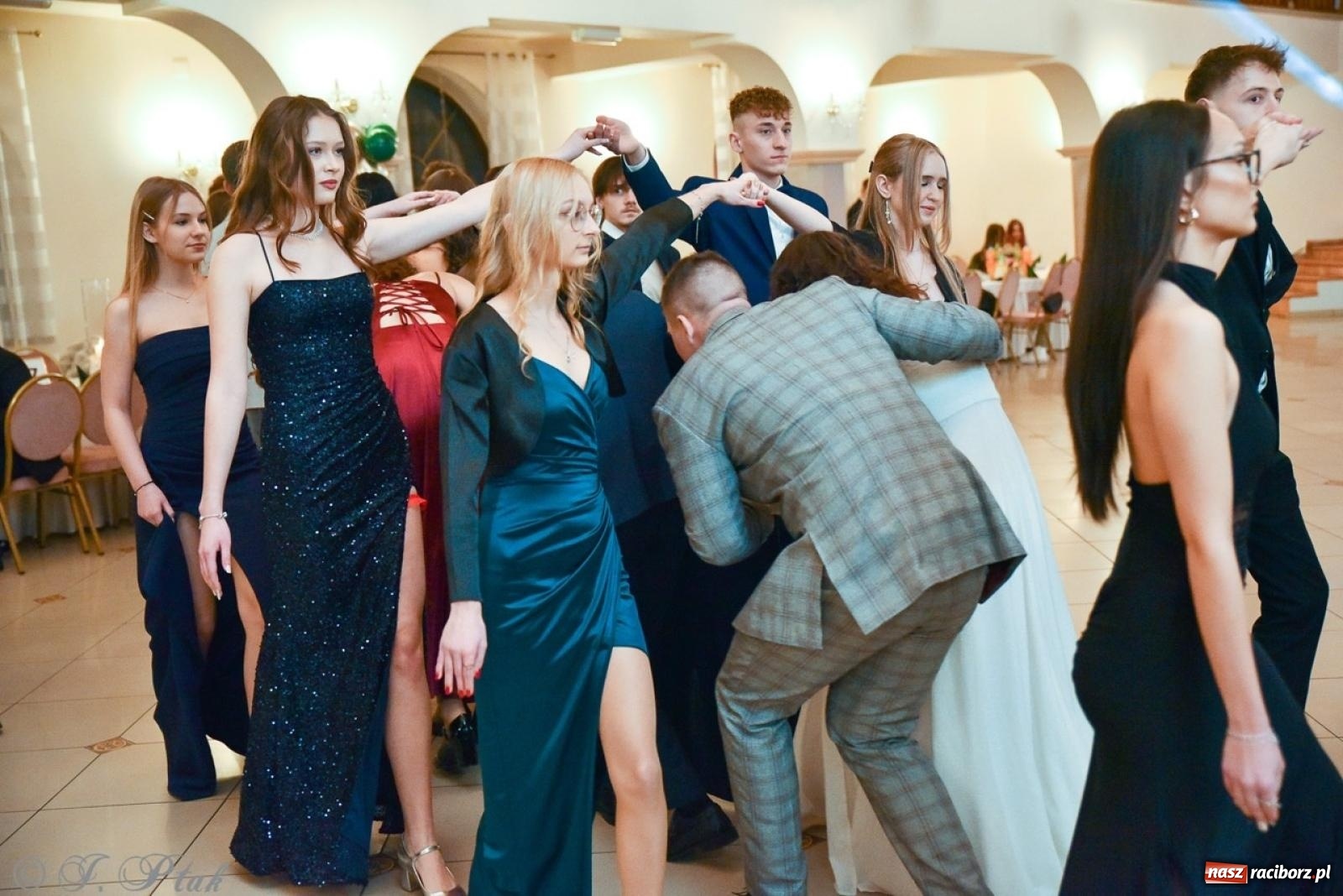 Zdjęcie w galerii na portalu naszraciborz.pl: Studniówka I LO i Liceum Sztuk Plastycznych na bis! wiadomości z regionu