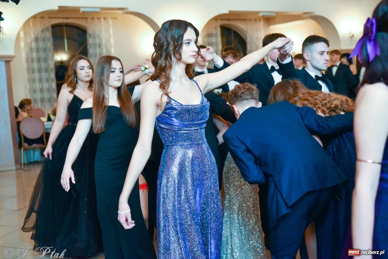 Zdjęcie w galerii na portalu naszraciborz.pl: Studniówka I LO i Liceum Sztuk Plastycznych na bis! wiadomości z regionu