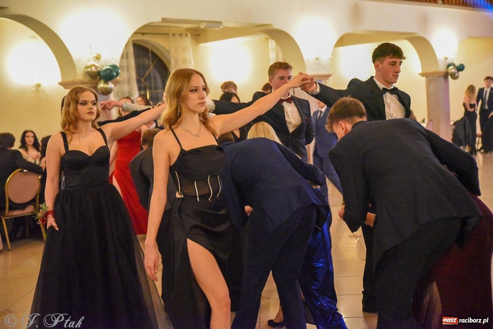 Zdjęcie w galerii na portalu naszraciborz.pl: Studniówka I LO i Liceum Sztuk Plastycznych na bis! wiadomości z regionu