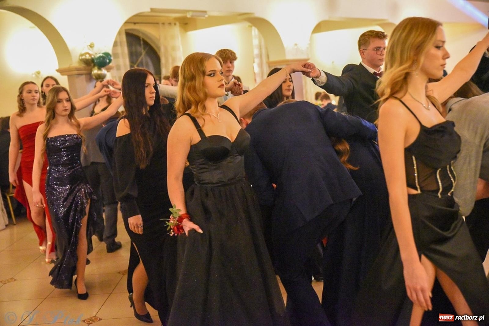 Zdjęcie w galerii na portalu naszraciborz.pl: Studniówka I LO i Liceum Sztuk Plastycznych na bis! wiadomości z regionu