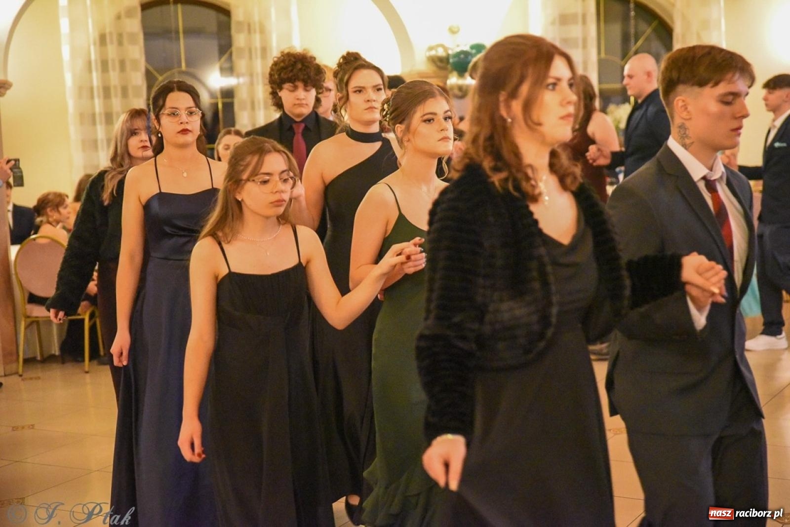 Zdjęcie w galerii na portalu naszraciborz.pl: Studniówka I LO i Liceum Sztuk Plastycznych na bis! wiadomości z regionu