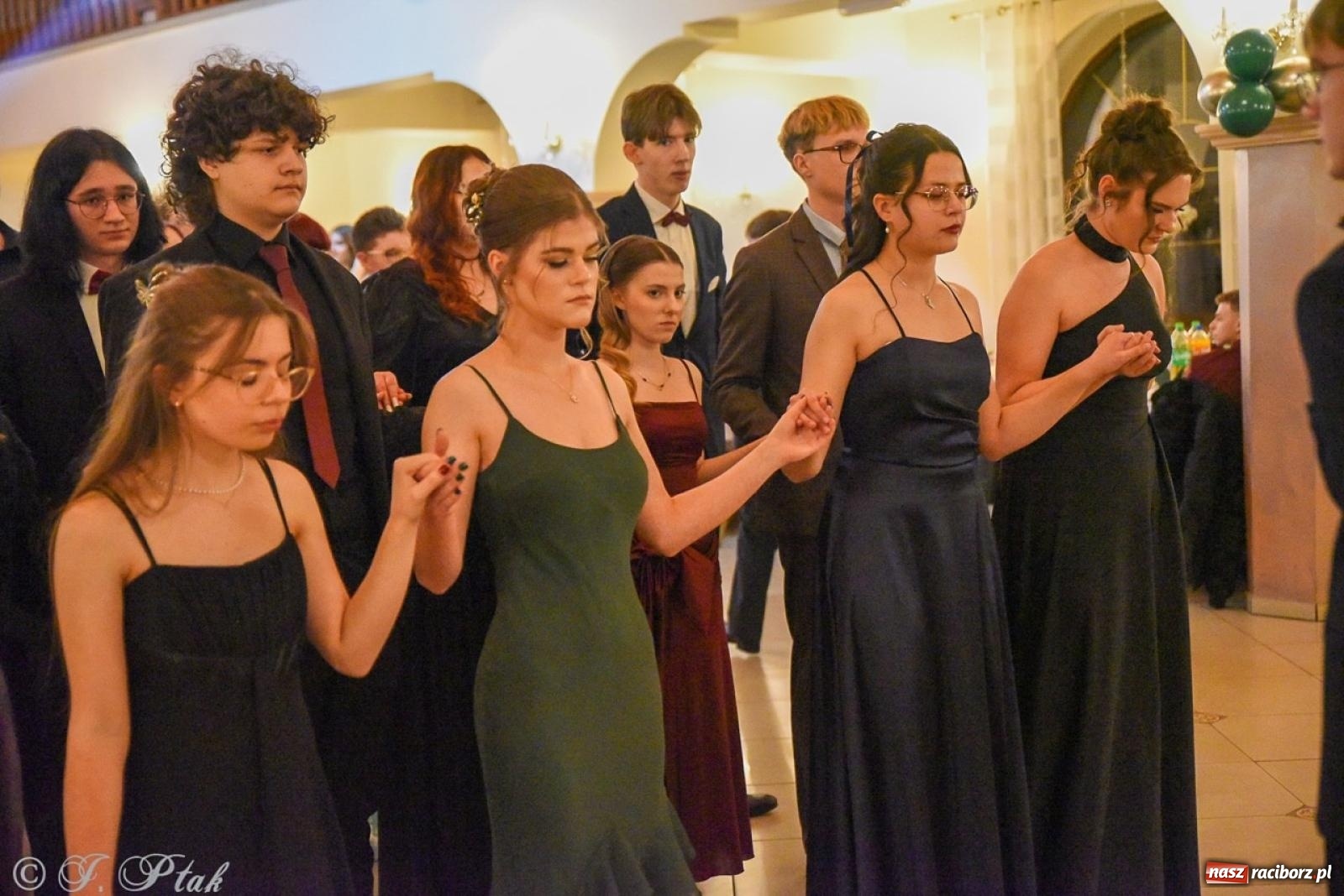 Zdjęcie w galerii na portalu naszraciborz.pl: Studniówka I LO i Liceum Sztuk Plastycznych na bis! wiadomości z regionu