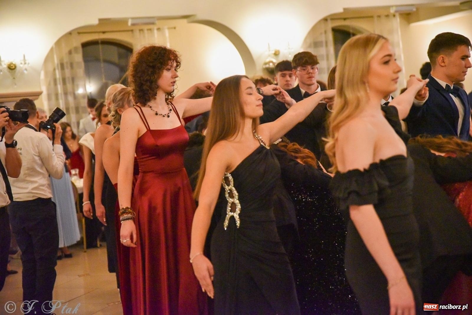 Zdjęcie w galerii na portalu naszraciborz.pl: Studniówka I LO i Liceum Sztuk Plastycznych na bis! wiadomości z regionu