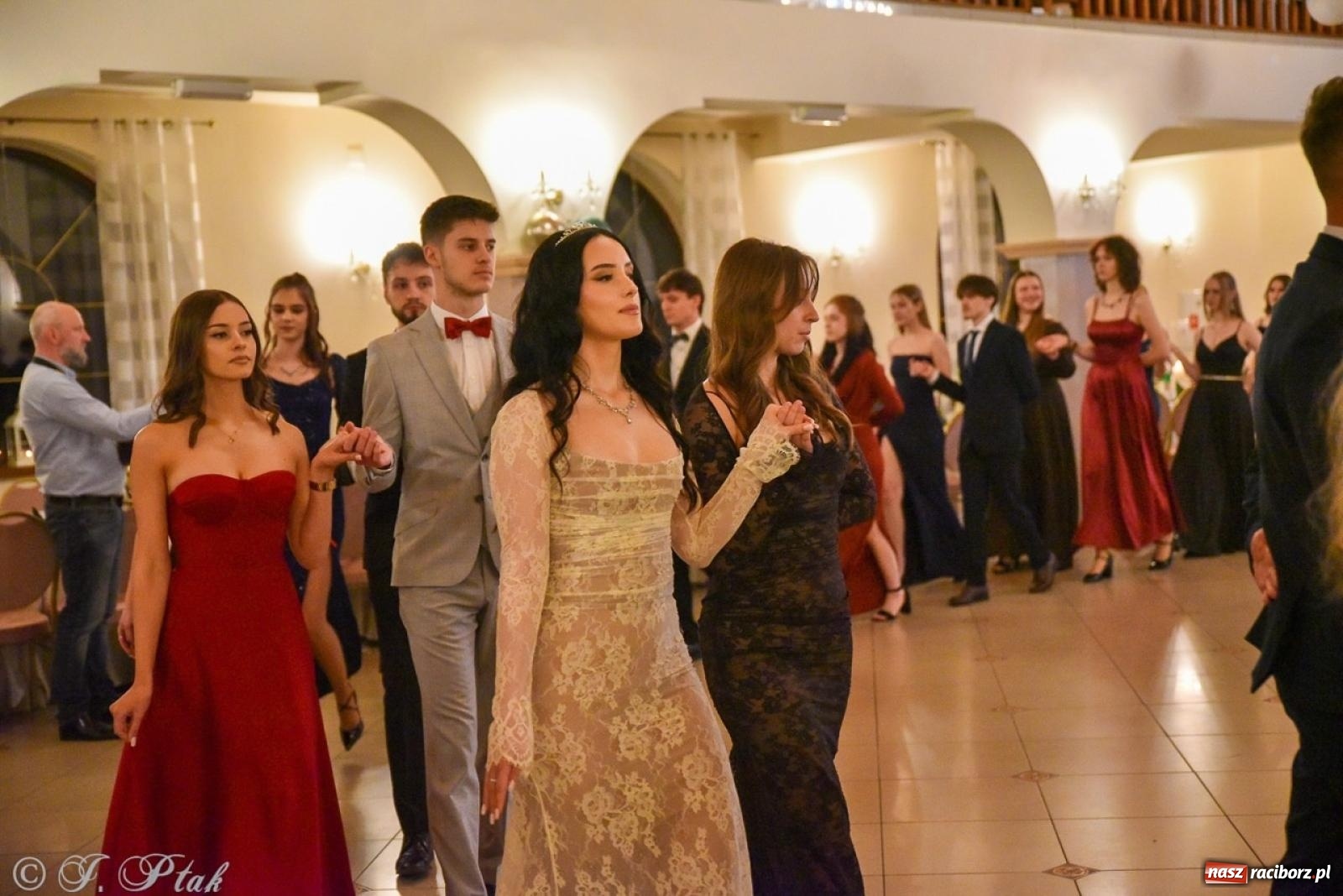 Zdjęcie w galerii na portalu naszraciborz.pl: Studniówka I LO i Liceum Sztuk Plastycznych na bis! wiadomości z regionu