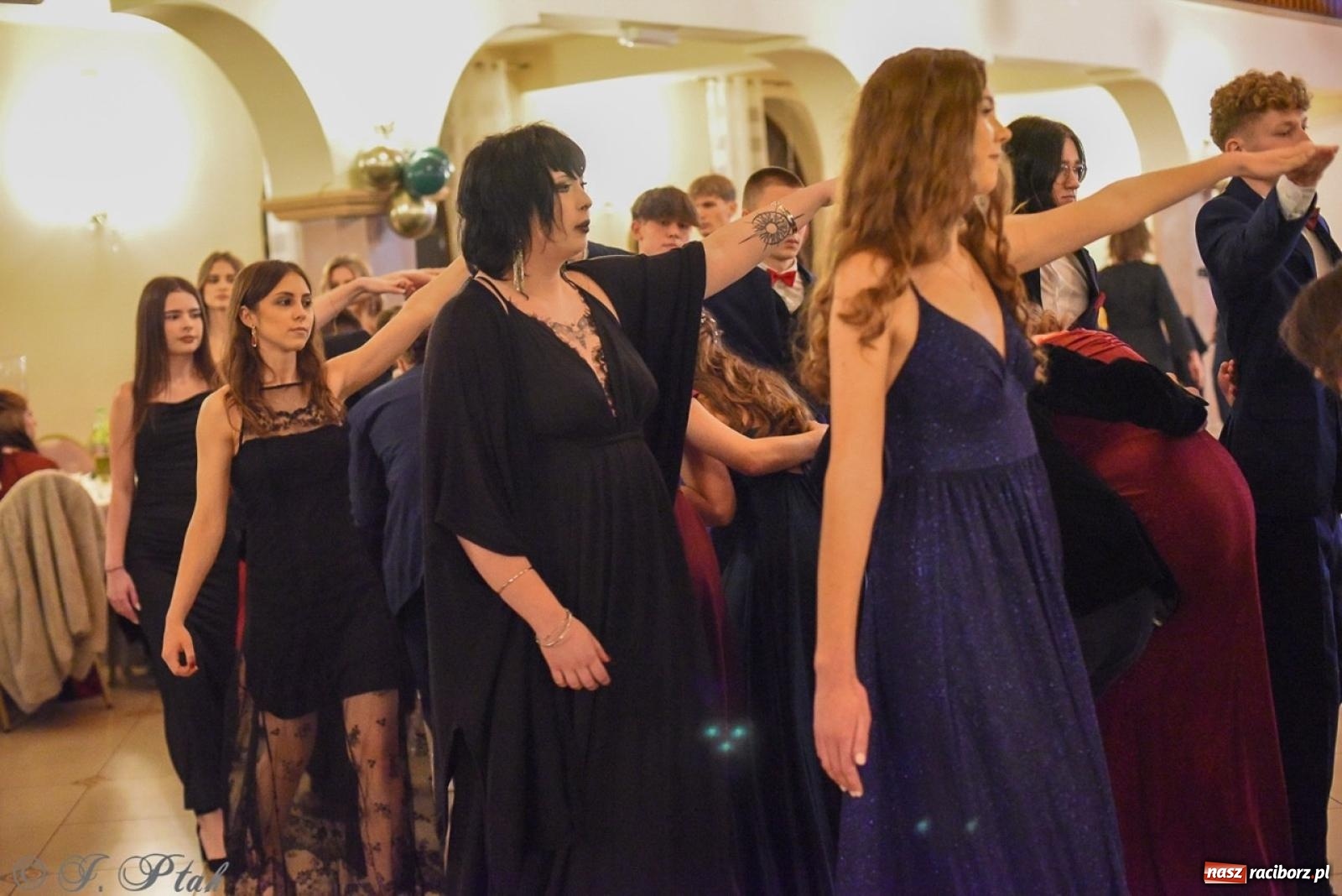 Zdjęcie w galerii na portalu naszraciborz.pl: Studniówka I LO i Liceum Sztuk Plastycznych na bis! wiadomości z regionu