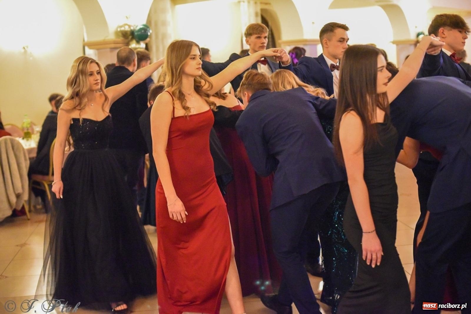 Zdjęcie w galerii na portalu naszraciborz.pl: Studniówka I LO i Liceum Sztuk Plastycznych na bis! wiadomości z regionu