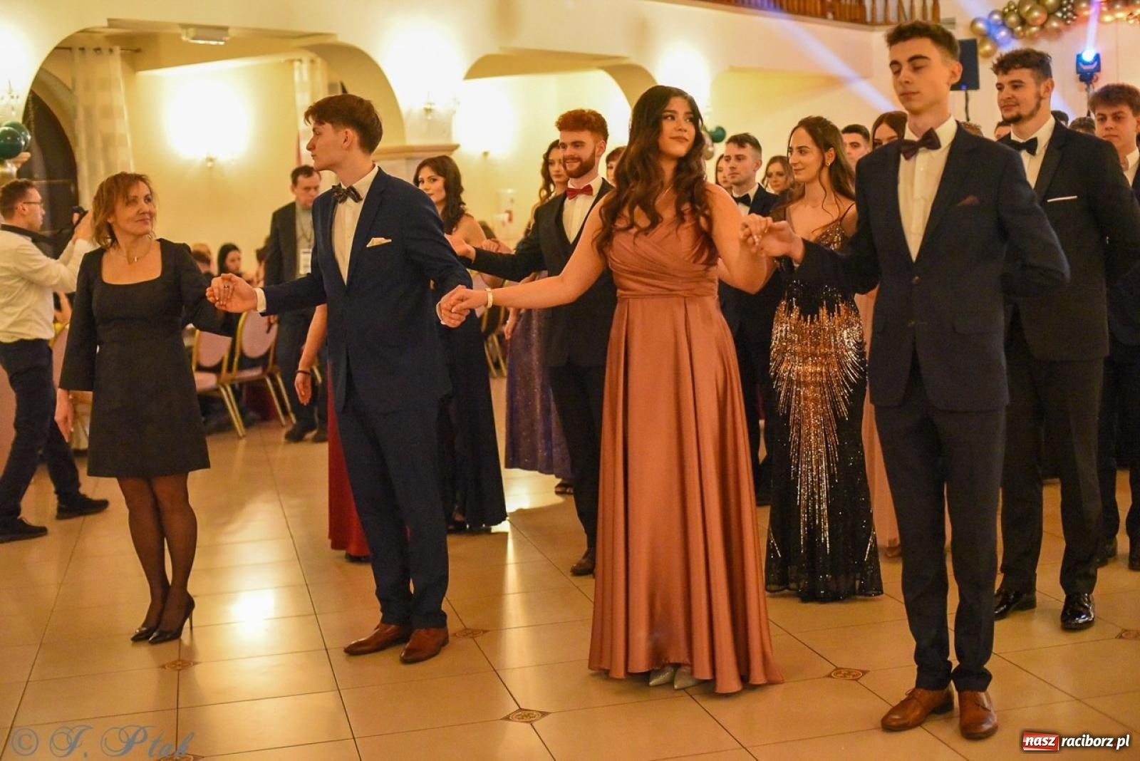 Zdjęcie w galerii na portalu naszraciborz.pl: Studniówka I LO i Liceum Sztuk Plastycznych na bis! wiadomości z regionu