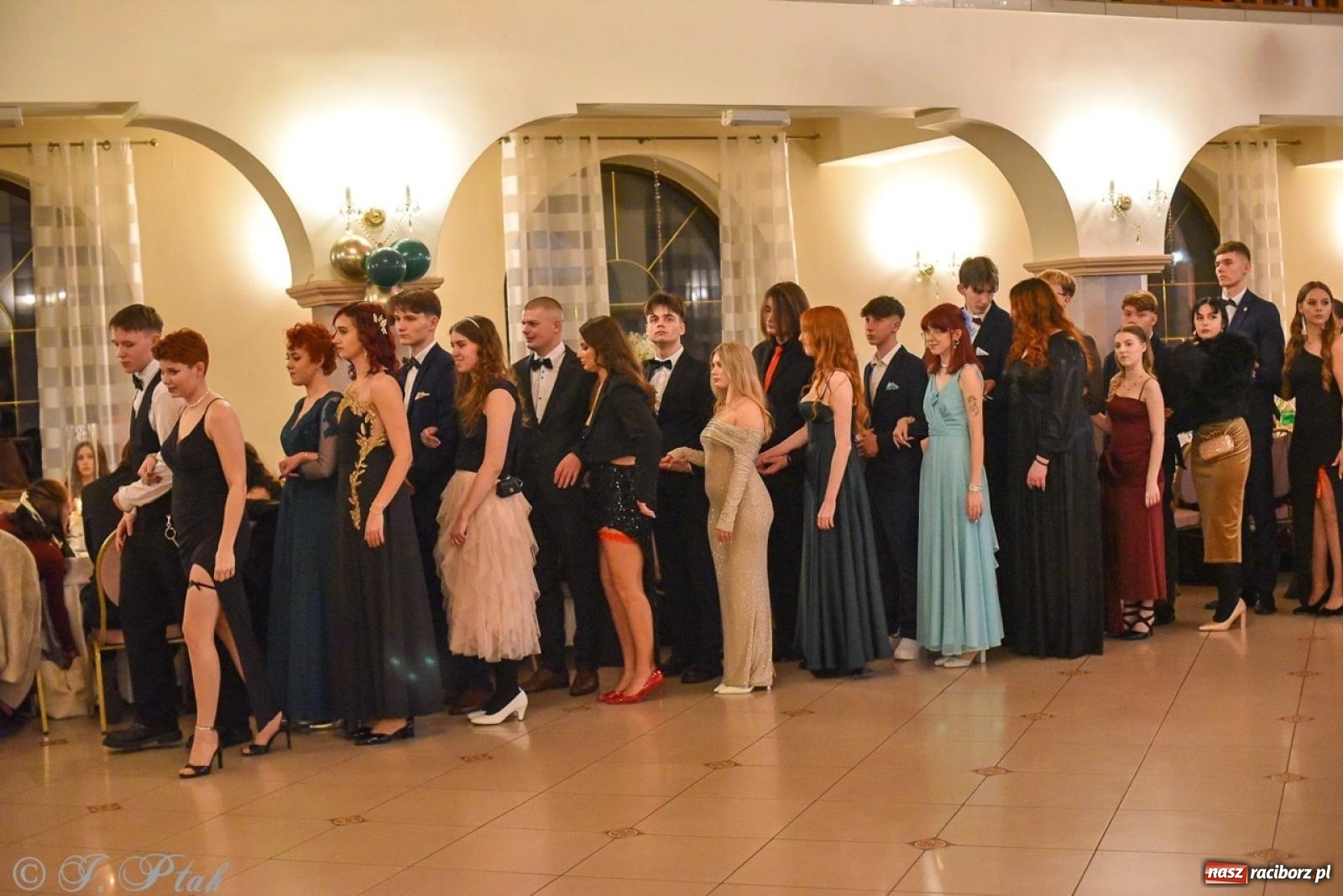 Zdjęcie w galerii na portalu naszraciborz.pl: Studniówka I LO i Liceum Sztuk Plastycznych na bis! wiadomości z regionu