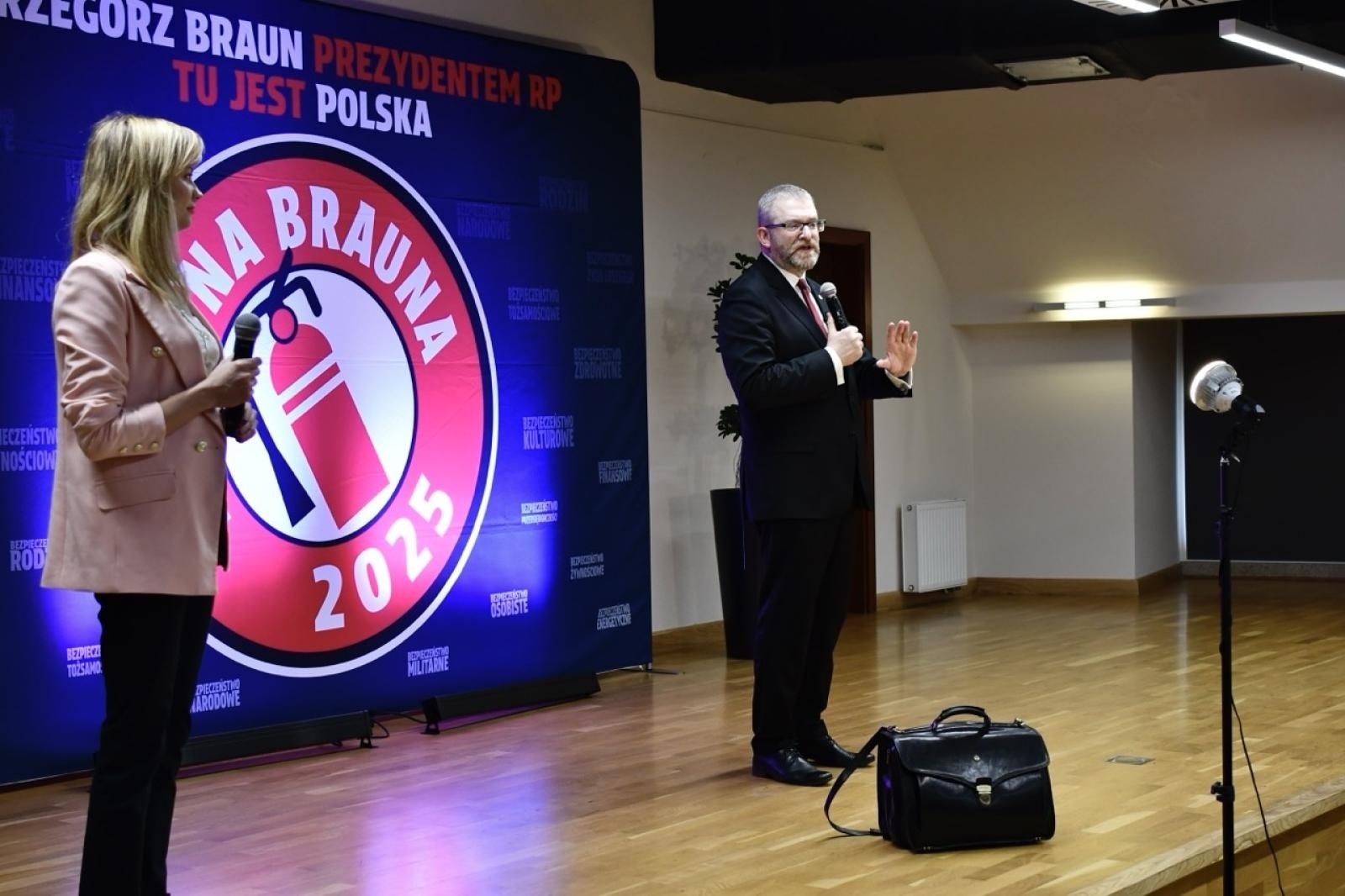 Zdjęcie w galerii na portalu naszraciborz.pl: Polska potrzebuje szerokiego frontu gaśnicowego. Grzegorz Braun w Raciborzu wiadomości z regionu