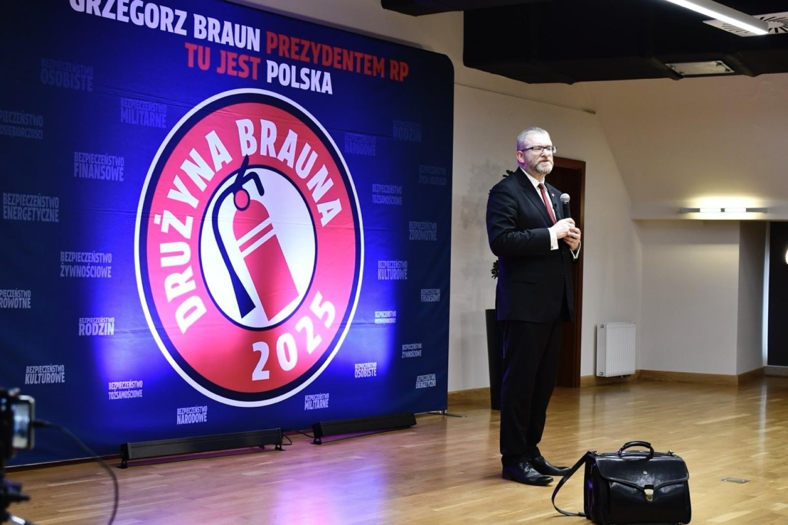 Zdjęcie w galerii na portalu naszraciborz.pl: Polska potrzebuje szerokiego frontu gaśnicowego. Grzegorz Braun w Raciborzu wiadomości z regionu