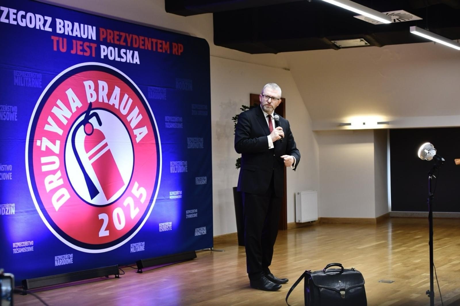 Zdjęcie w galerii na portalu naszraciborz.pl: Polska potrzebuje szerokiego frontu gaśnicowego. Grzegorz Braun w Raciborzu wiadomości z regionu