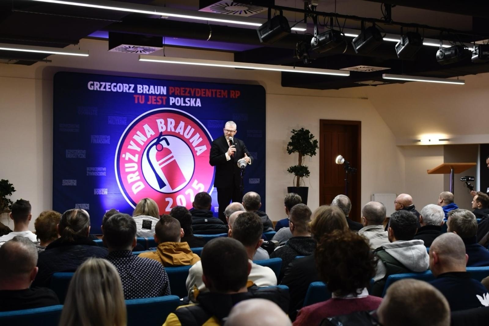 Zdjęcie w galerii na portalu naszraciborz.pl: Polska potrzebuje szerokiego frontu gaśnicowego. Grzegorz Braun w Raciborzu wiadomości z regionu